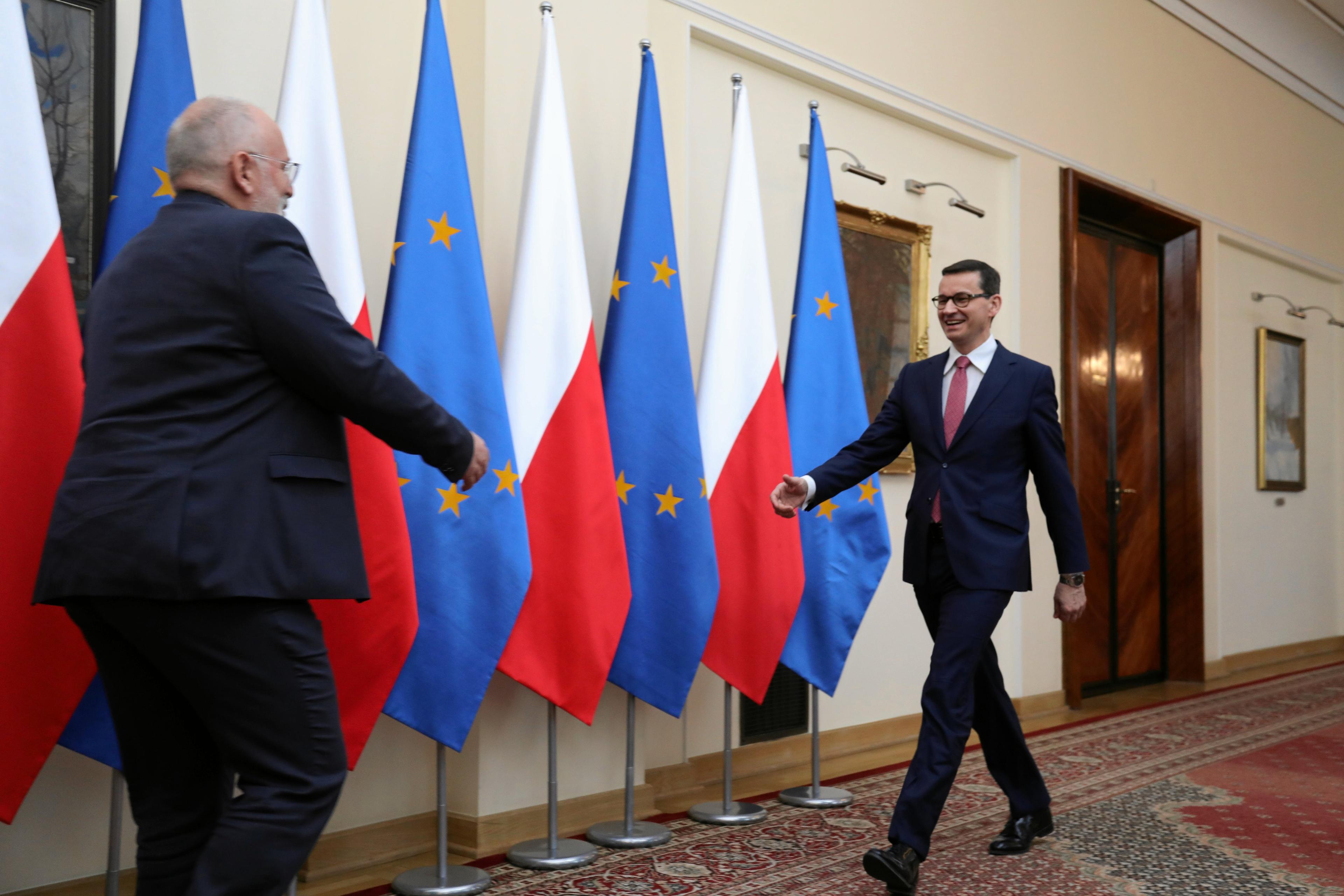 09.04.2018 Warszawa , Kancelaria Prezesa Rady Ministrow . Premier Mateusz Morawiecki i wiceprzewodniczacy Komisji Europejskiej Frans Timmermans podczas powitania .
Fot. Slawomir Kaminski / Agencja Gazeta