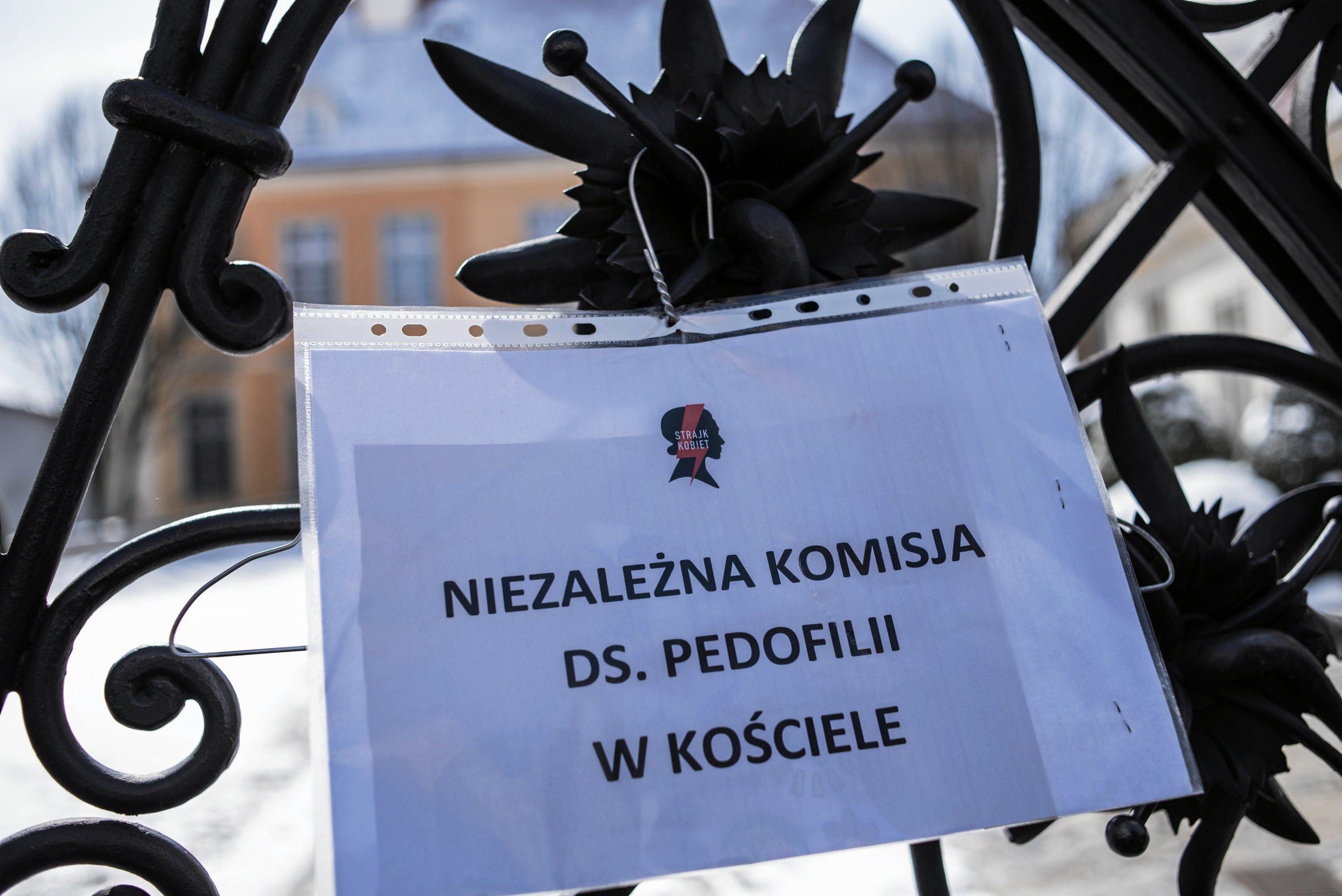 18.03.2018 Wroclaw , ul. Katedralna . Demonstracja Slowo Na Niedziele - Wieszak Dla Biskupa przeciwko ingerencji Kosciola katolickiego w prawodawstwo dotyczace kobiet zorganizowana przez Ogolnopolski Strajk Kobiet pod Kuria Metropolitarna na Ostrowie Tumskim .
fot . Tomasz Pietrzyk / Agencja Gazeta