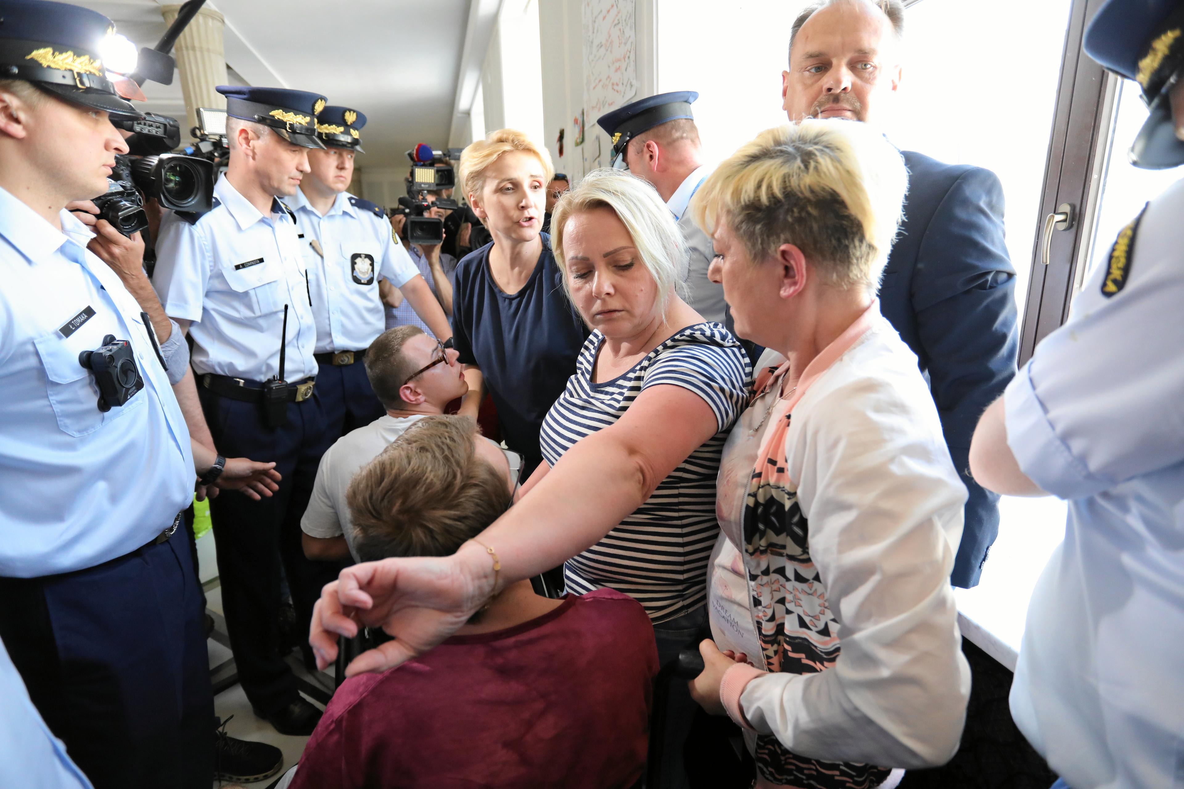 Protest rodziców osób niepełnosprawnych w Sejmie w 2018 roku - jedną z protestujących jest Iwona Hartwich