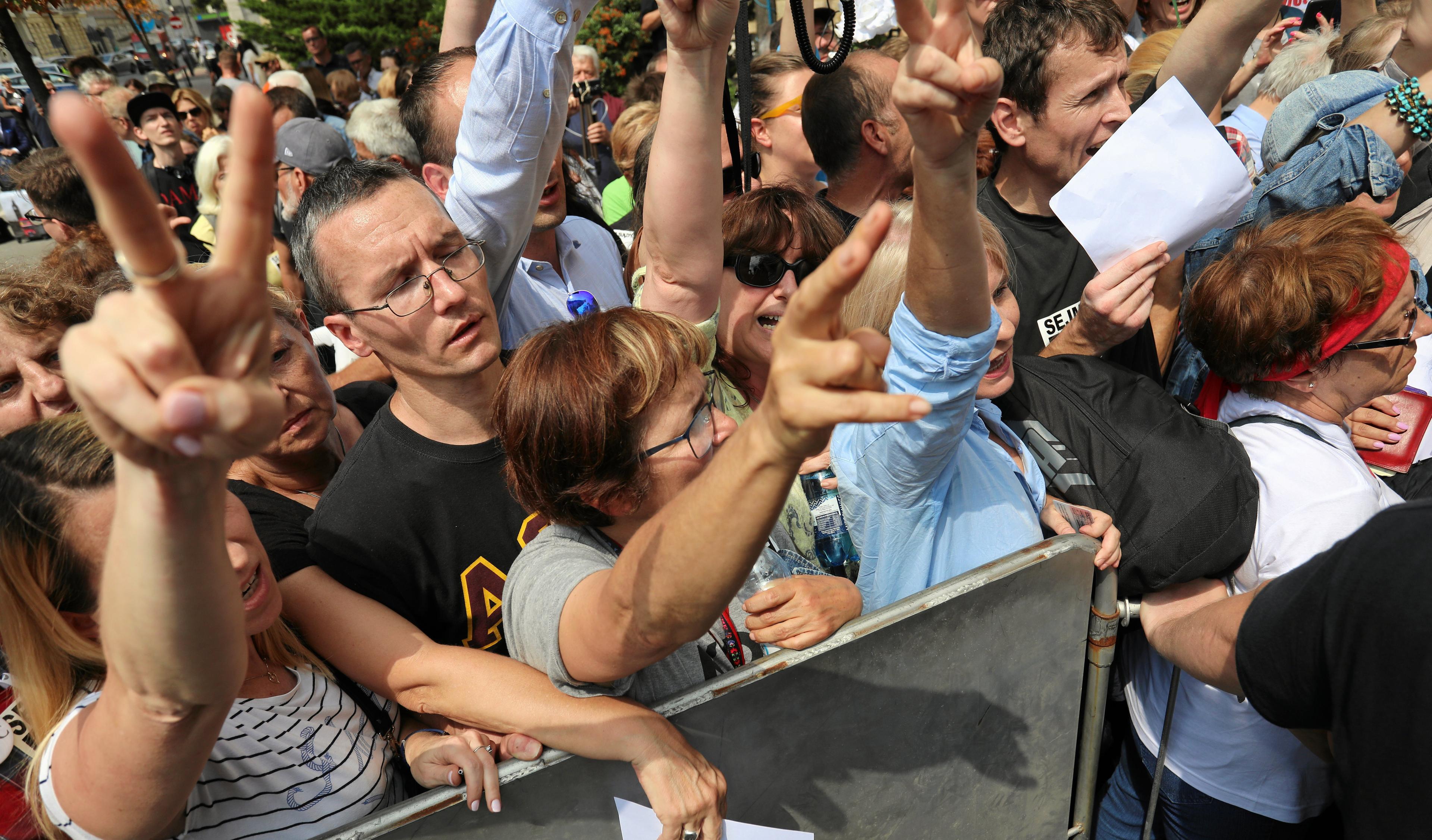 18.07.2018 Warszawa , Sejm .  Akcja „ Wiec na zakazanej ziemi „ w trakcie ktorej dzialacze Obywateli RP , KOD i Strajku Kobiet probuja wejsc w asyscie parlamentarzystow na teren Sejmu RP , w dniu rozpoczecia ostatniego posiedzenia sejmu przed wakacjami .
Fot. Slawomir Kaminski / Agencja Gazeta
