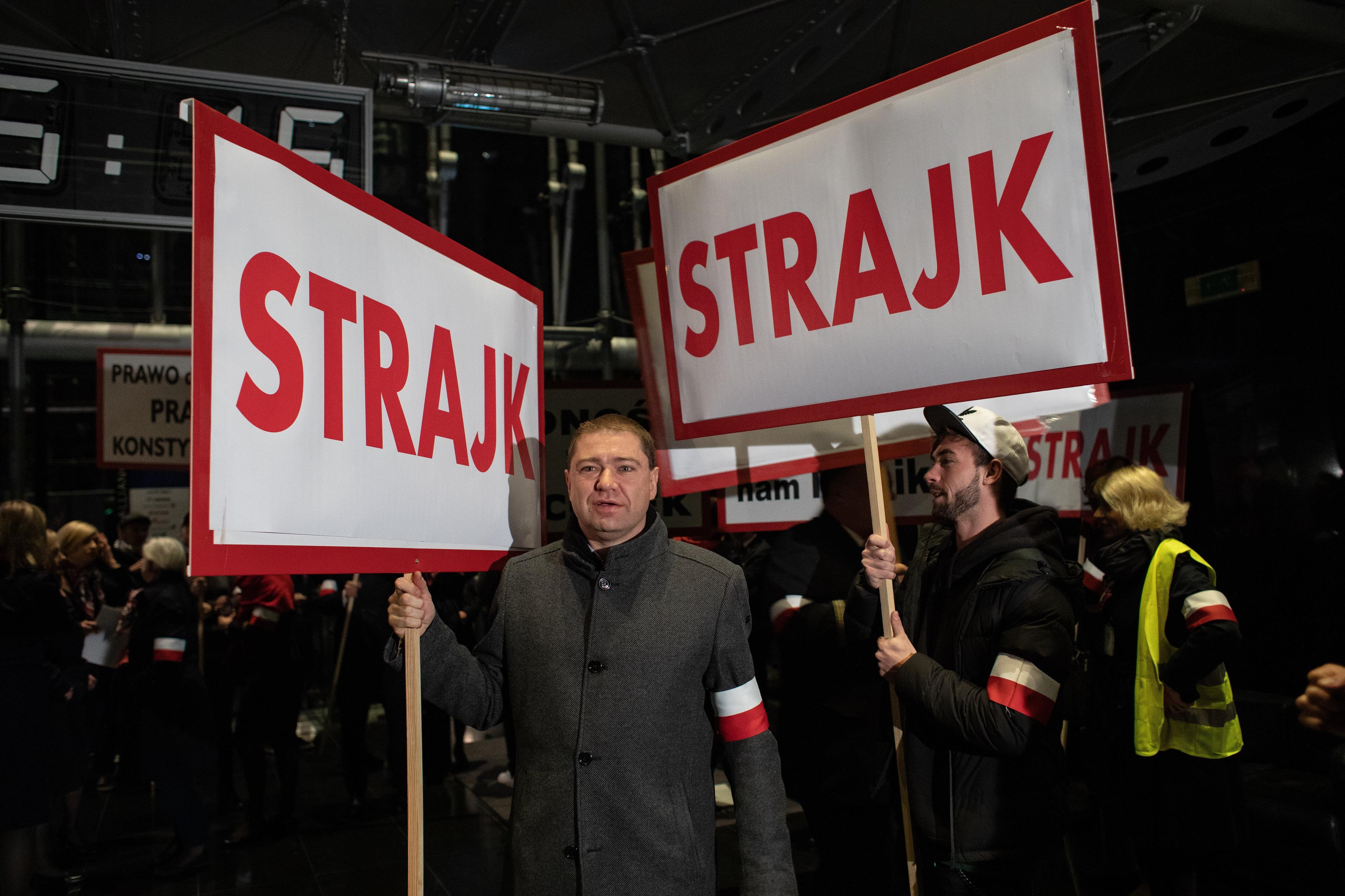 18.10.2018 Warszawa , ulica Komitetu Obrony Robotnikow 43 . Przewodniczacy Rady Ogolnopolskiego Porozumienia Zwiazkow Zawodowych  Mazowsze Piotr Szumlewicz (C) podczas strajku pracownikow Polskich Linii Lotniczych Lot . 
Fot. Dawid Zuchowicz / Agencja Gazeta