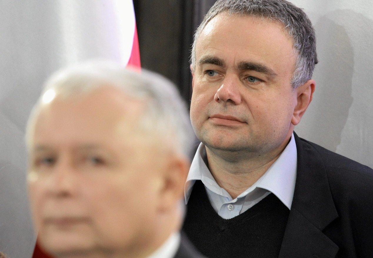 Z przodu głowa Jarosława Kaczyńskiego, nieco z tyłu widać głowę Tomasza Sakiewicza