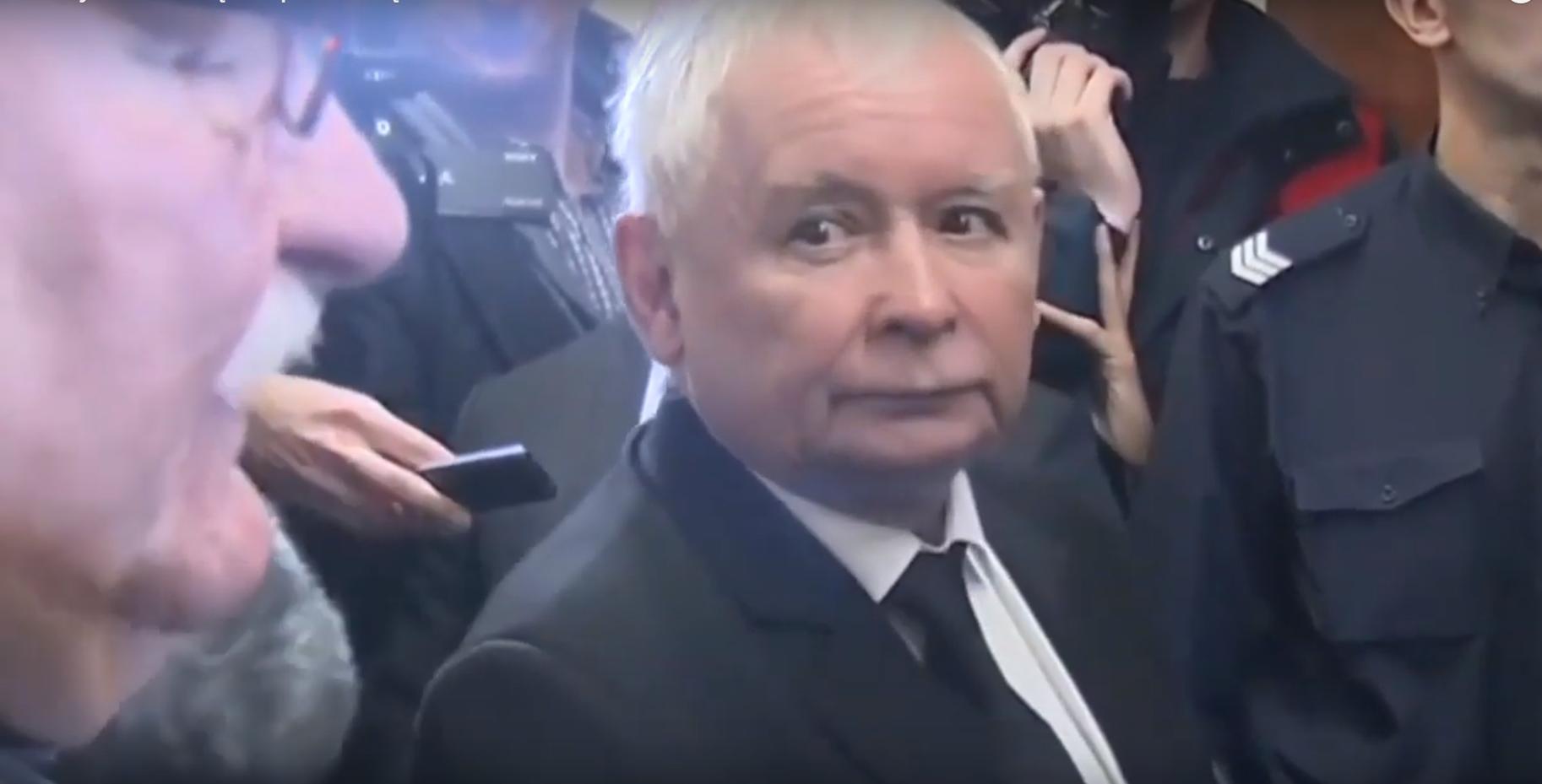 Na zdjęciu Jarosław Kaczyński i Lech Wałęsa podczas kłótni na korytarzu sądowym
