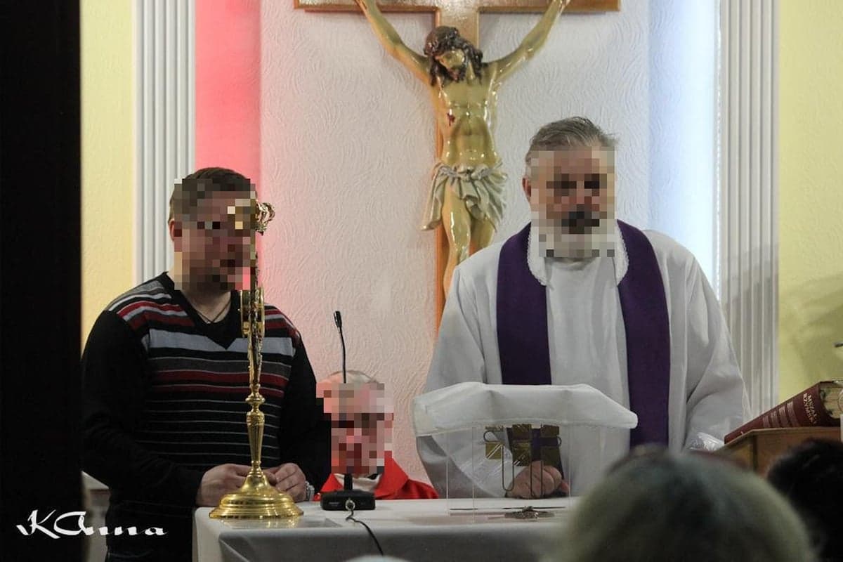Zdjęcie przedstawia ks. Wincentego Pawłowicza podczas mszy (ksiądz pedofil biskup Dziuba)