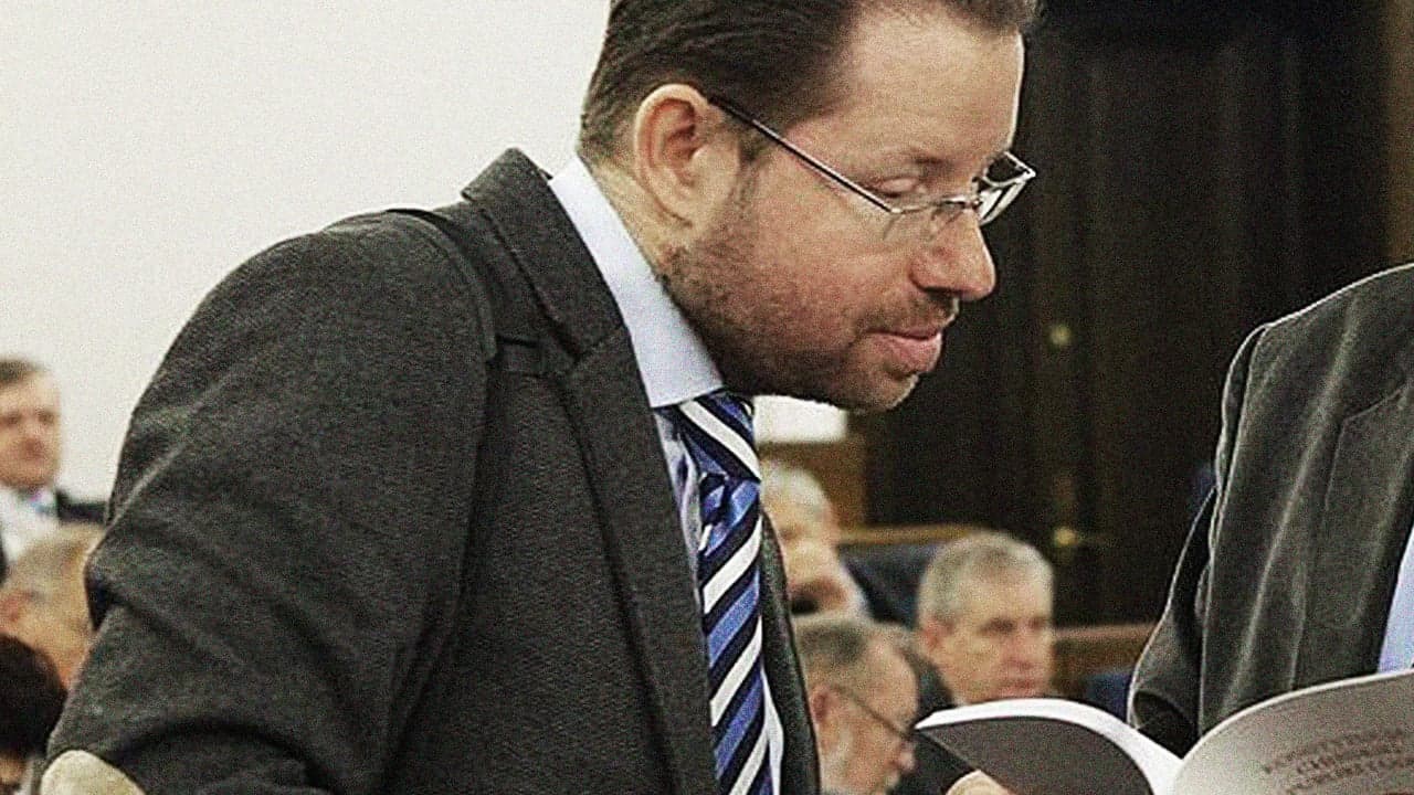Zdjęcie przedstawia oskarżonego o plagiat i zwolnionego z uczelnie eksperta prawnego PiS Jarosława Szymanka podczas obrad Senatu