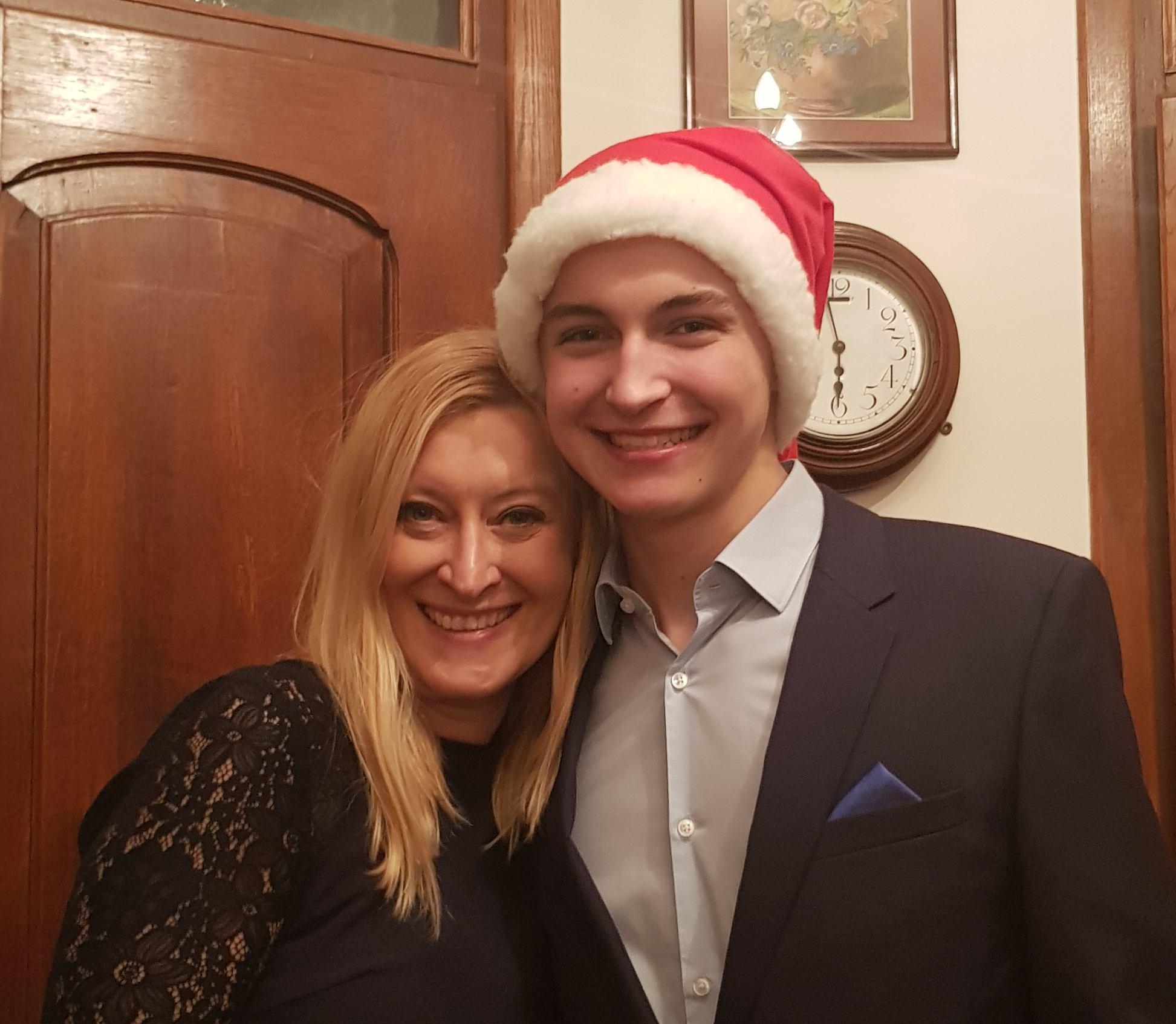 Monika - mam, i Jurek syn, z invitro stoja objęci, Jurek ma na głowie czapkę św. Mikołaja