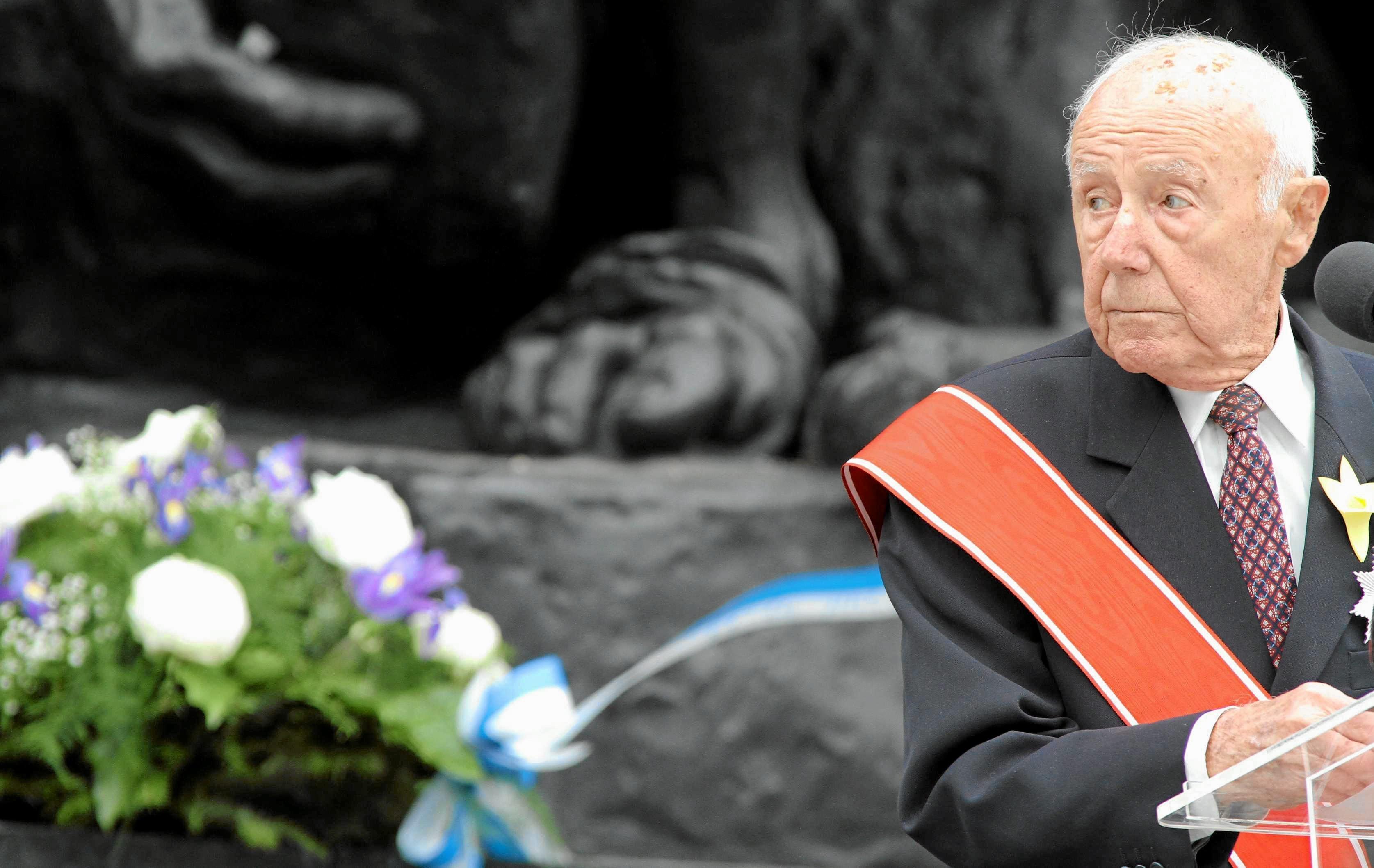 19.04.2013 Warszawa . Weteran powstania Symcha Ratajzer - Rotem  " Kazik " odbiera Krzyz Wielki Orderu Odrodzenia Polski z rak prezydenta RP Bronislawa Komorowskiego , podczas uroczystych obchodow 70 rocznicy wybuchu powstania w getcie warszawskim - pod Pomnikiem Bohaterow Getta.
fot. Slawomir Kaminski / Agencja Gazeta
i