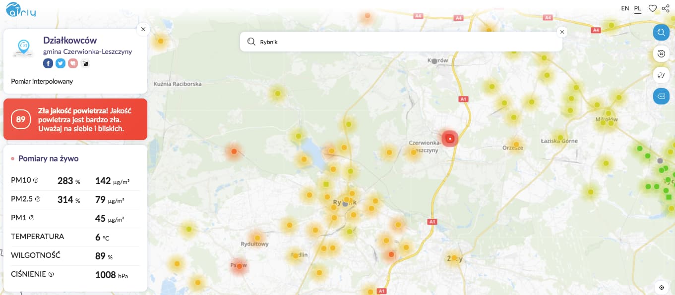 Zanieczyszczenie powietrza w Rybniku i sąsiadujących miejscowościach, na pomarańczowo zaznaczone punktu pomiaru, w których normy przekroczono do 100 do 200 proc. Powyżej 200 proc. punkt świecą się na czerwono, 3 grudnia 2018 r., zrzut ekranu z aplikacji airly