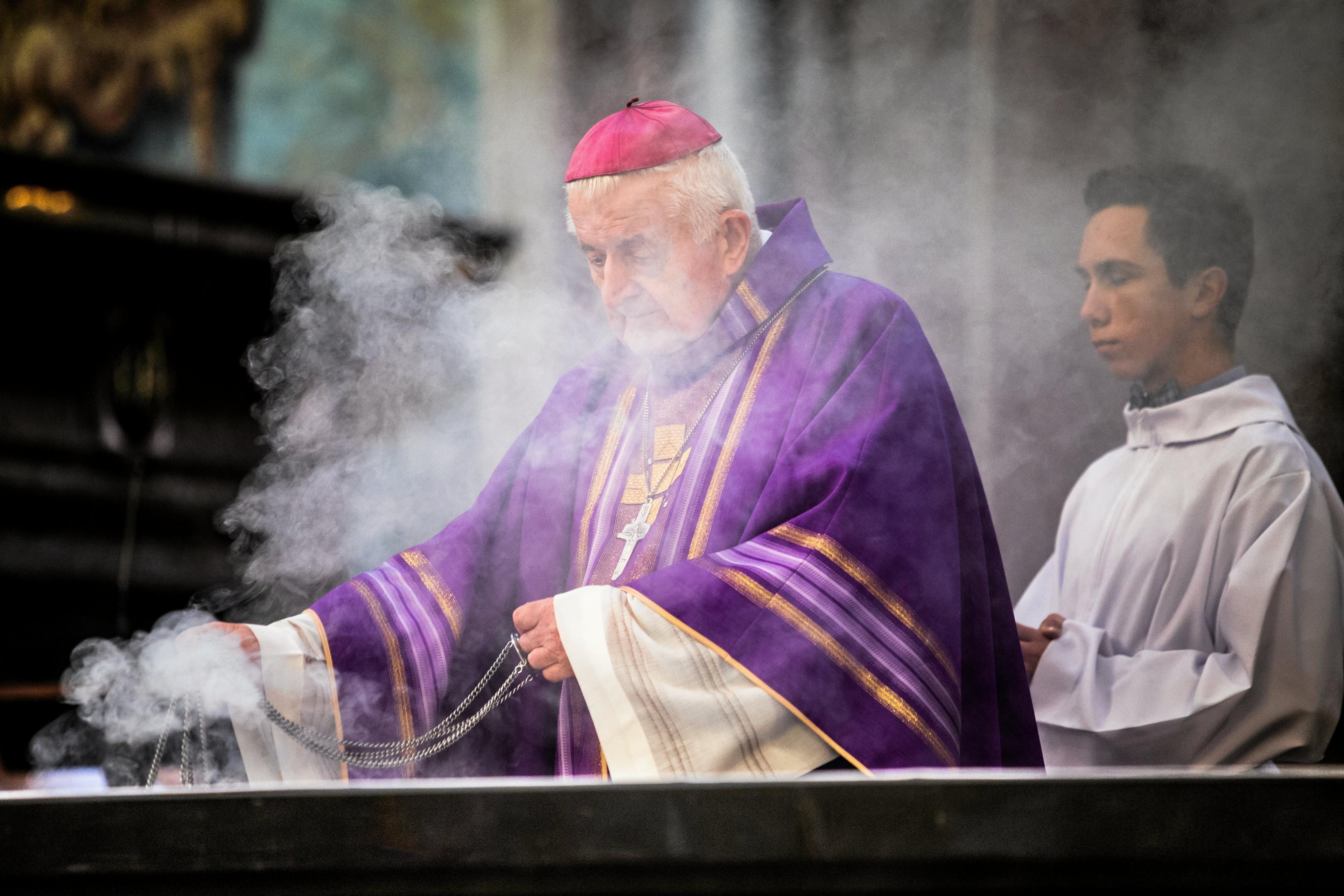 Biskup mpodczas mszy okadza ołtarz kadzidłem
