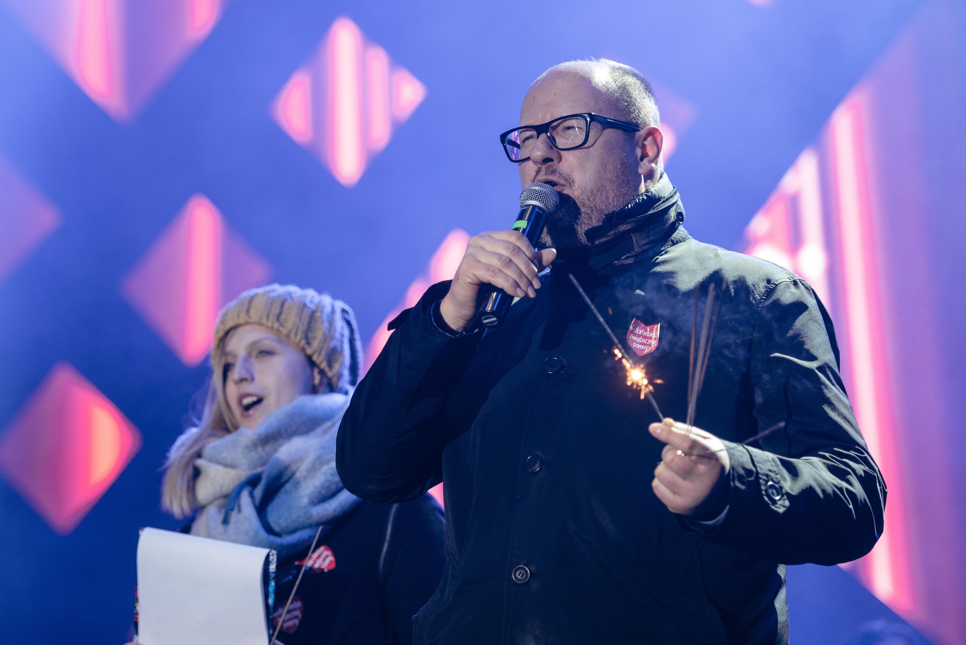 Paweł Adamowicz z mikrofonem w ręku na scenie WOŚP w Gdańsku chwilę przed atakiem nożownika