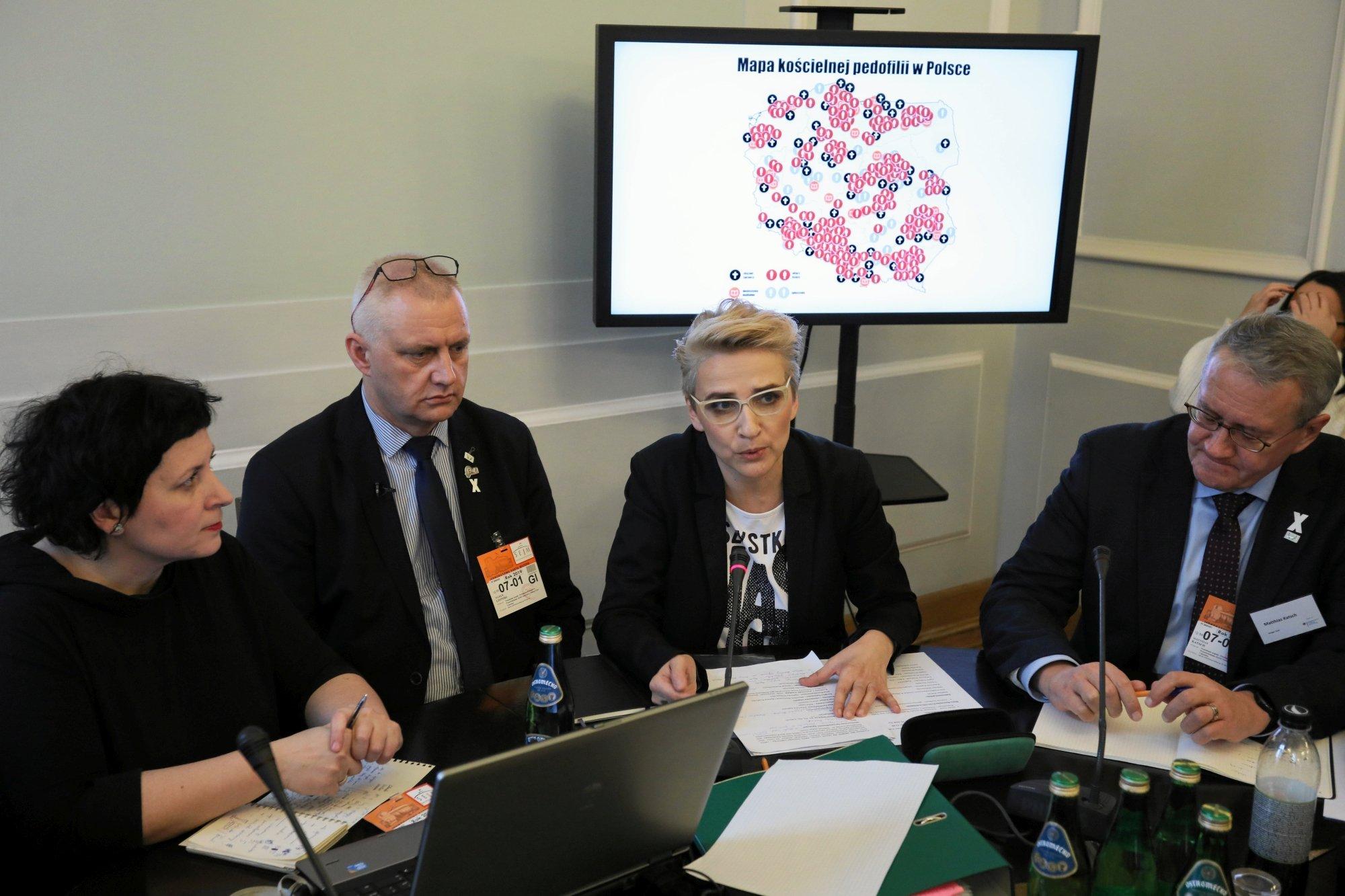 Zdjęcie przedstawia Agatę Diduszko-Zyglewską, Marka Lisińskiego, Joannę Scheuring-Wielgus i Matthiasa Katscha podczas konferencji w Sejmie, na której przedstawiono aktualizację mapy pedofilii w Kościele