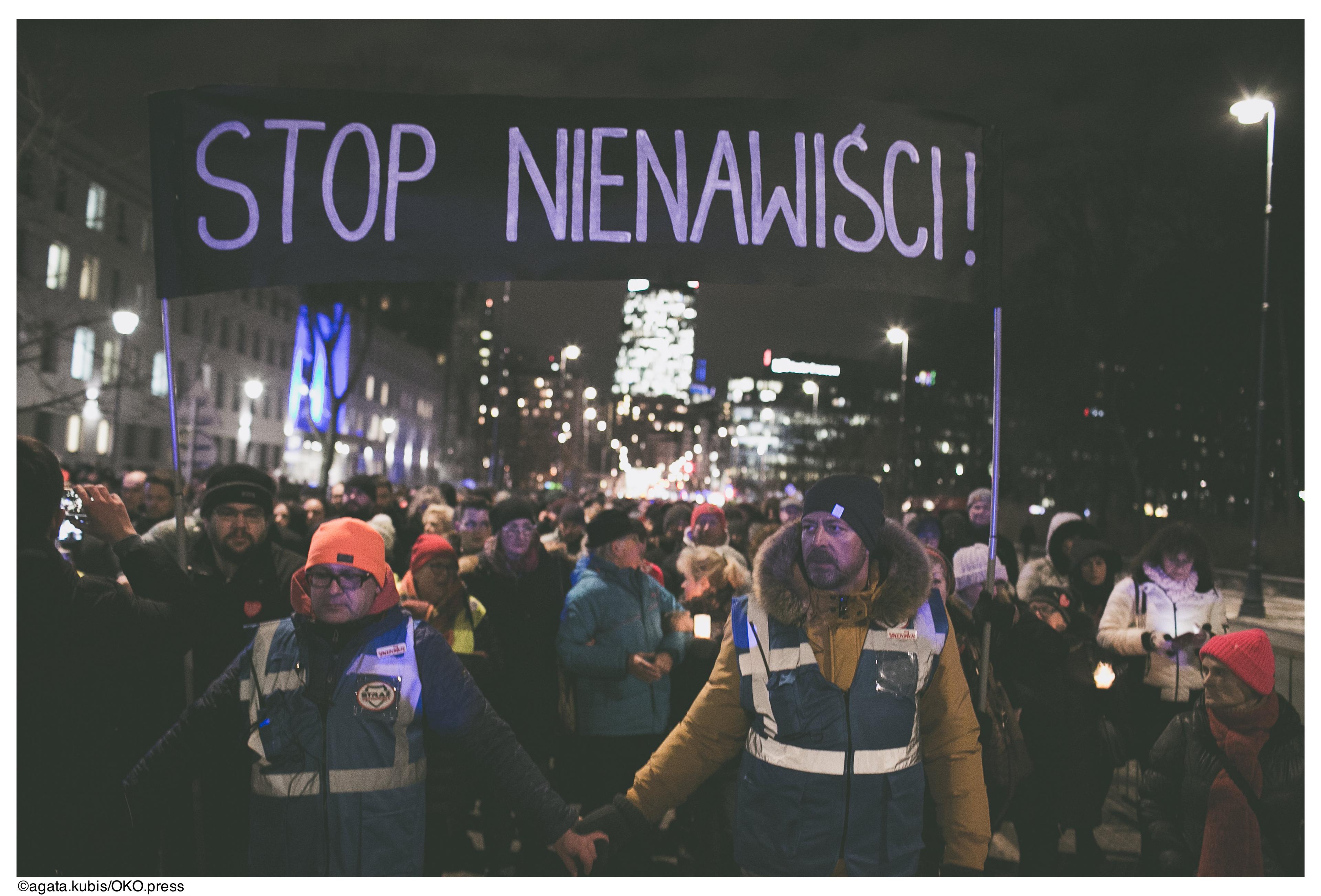 Po zabójstwie Pawła Adamowicza marsz w Warszawie, ludzie nisą transparent "Stop nienawiści"