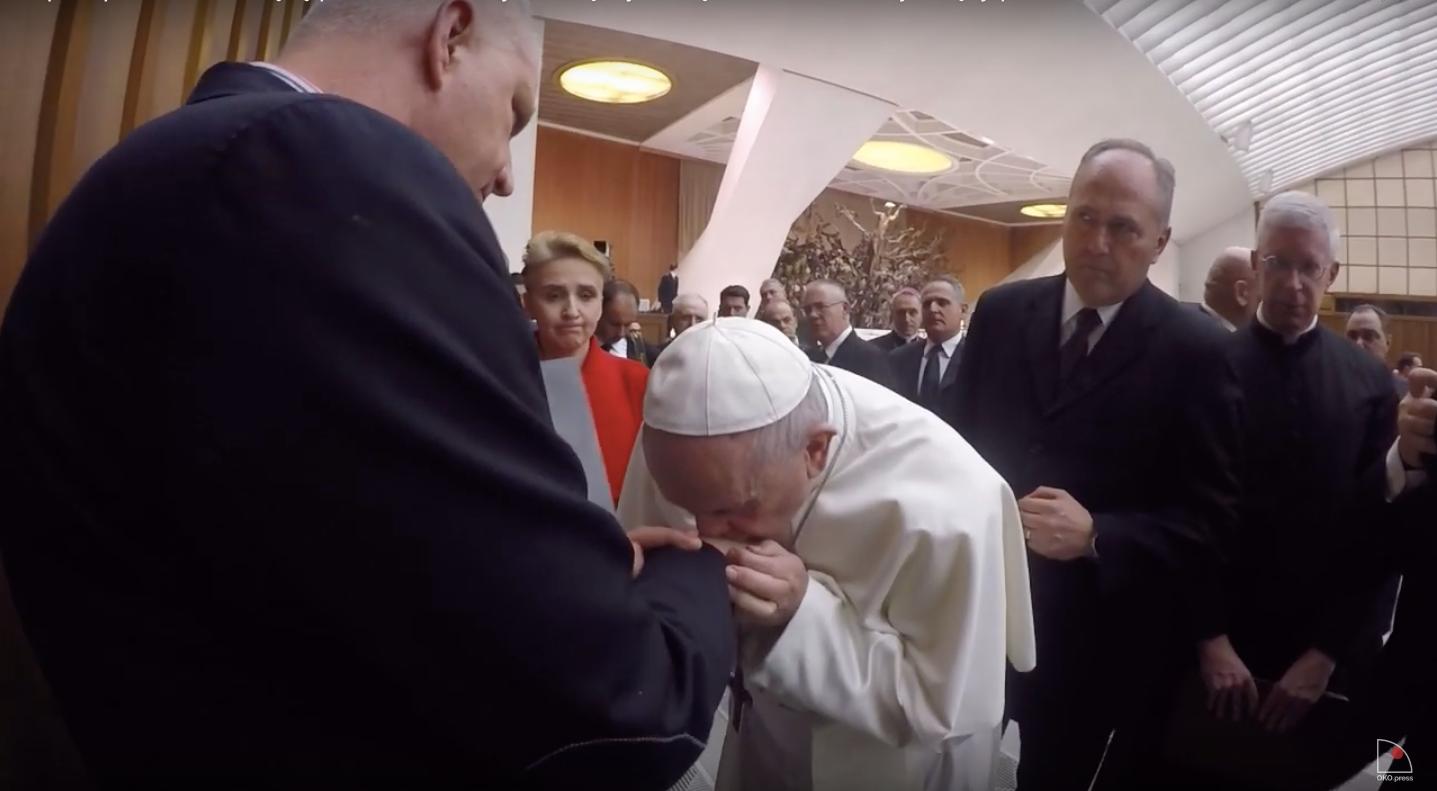 papież Franciszek całuje w rękę Marka Lisińskiego z fundacji "Nie lękajcie się", 20 lutego 2019. Fundacja zajmuje się ofiarami księży pedofili