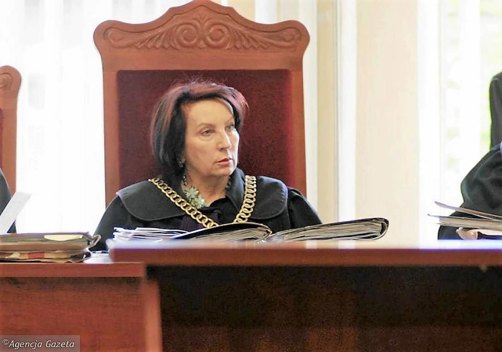Sędzia Alina Czubieniak w todze i z łańcuchem wydaje wyrok