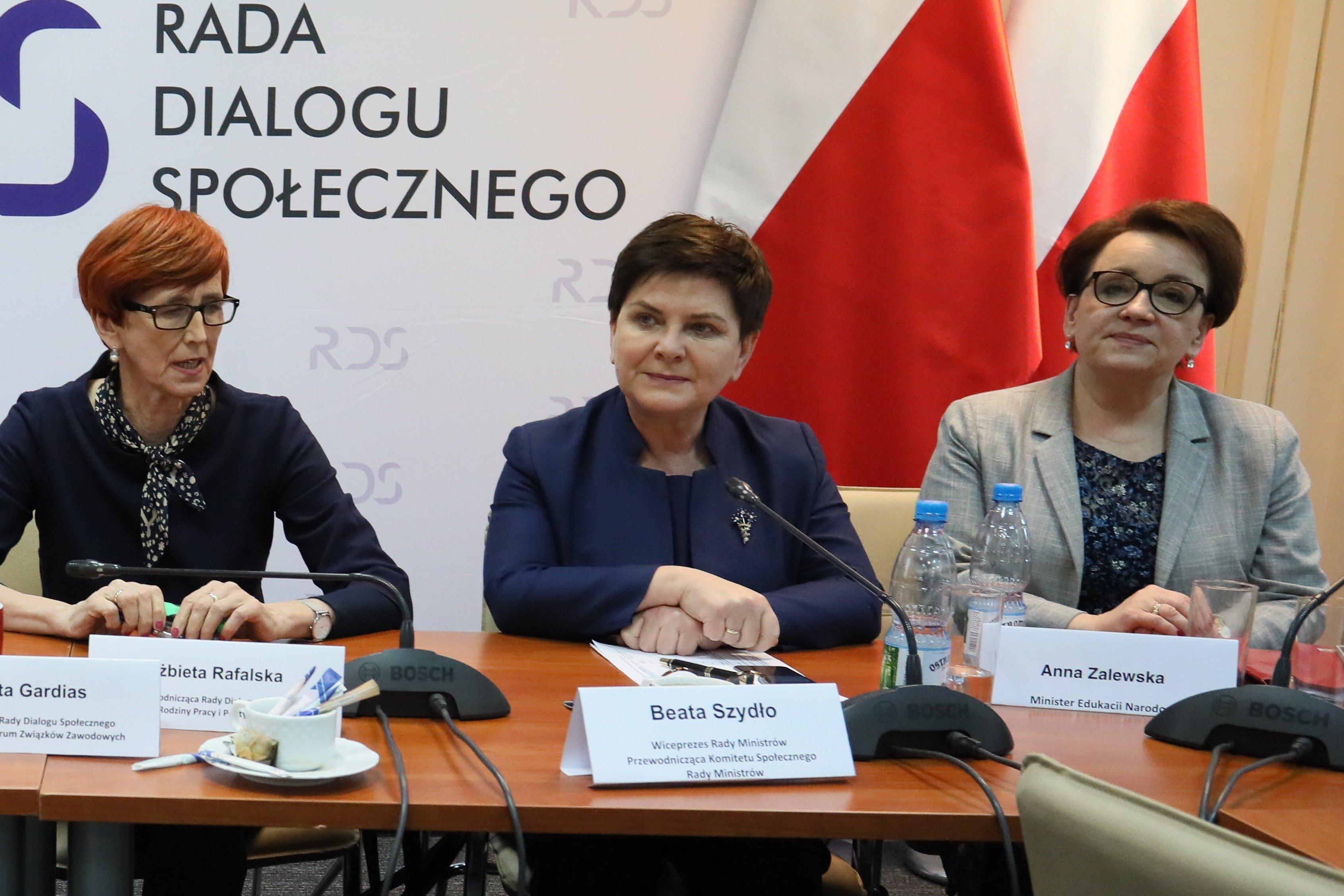 Rafalska, Szydło i Zalewska podczas negocjacji ze związkowcami