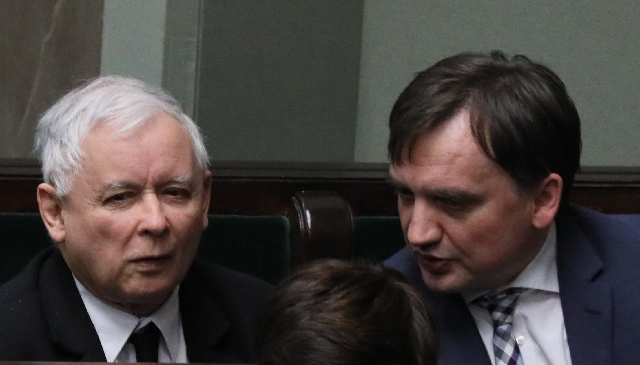 Kaczyński i Ziobro rozmawiają w ławach rządowych