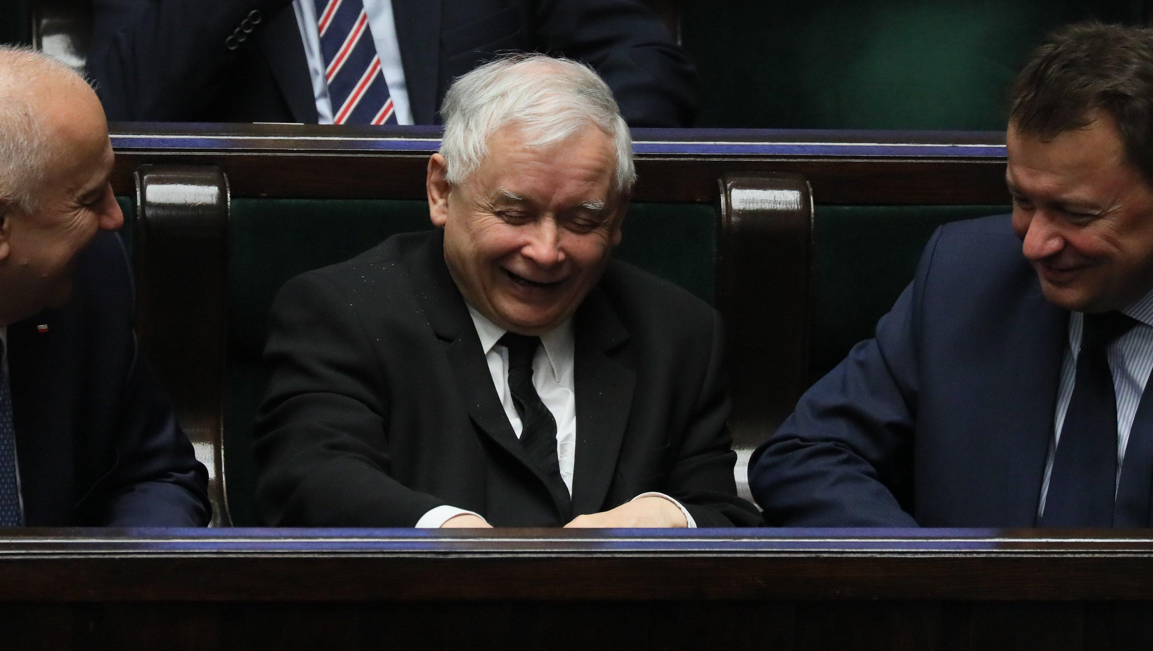 Jarosław Kaczyński w Sejmie śmieje się podczas debaty nad ustawą oświatową