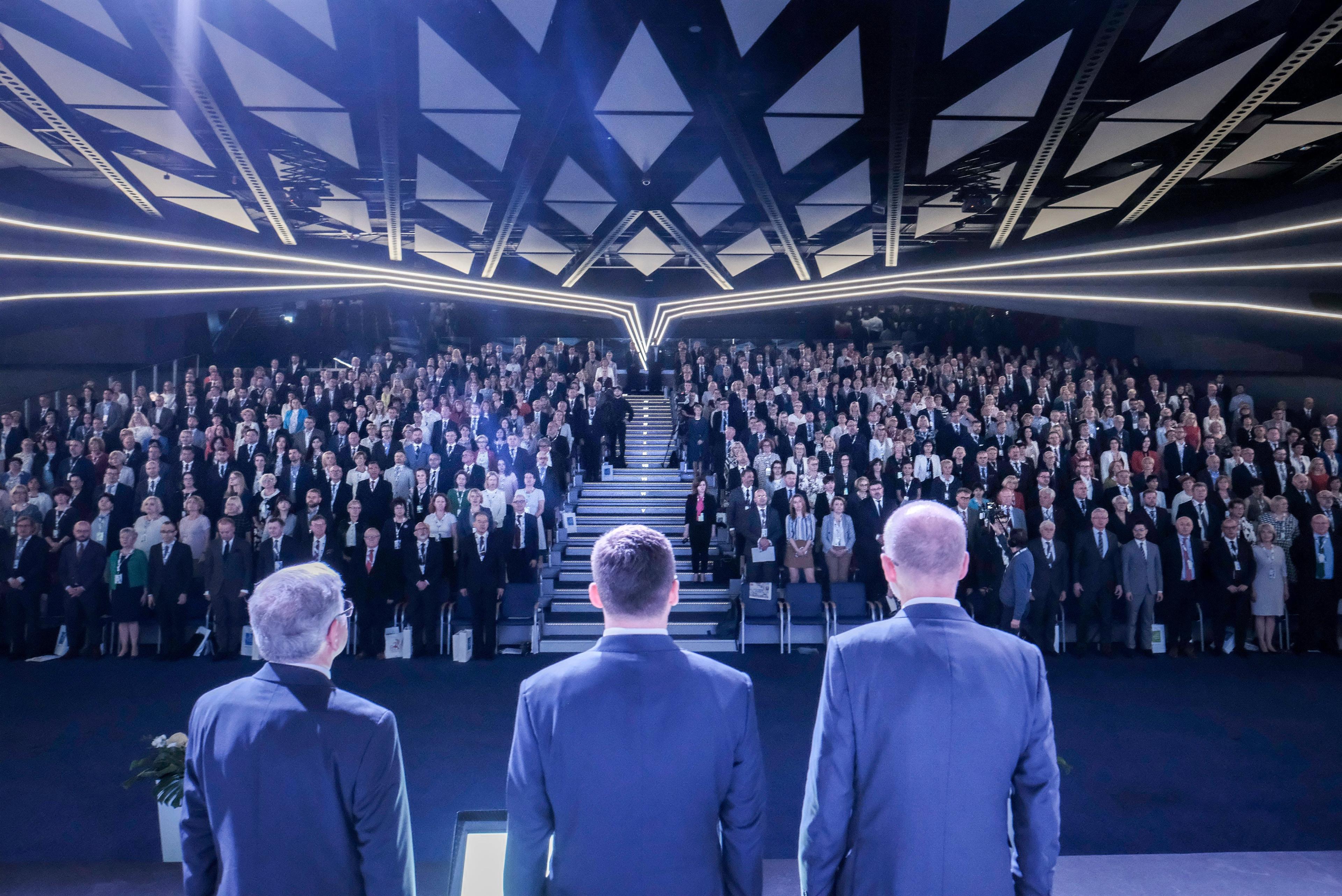 01.06.2019 Poznan . MTP . Poznan Congress Center . Od lewej tylem: Od lewej: prezes Krajowej Rady Radcow Prawnych Maciej Bobrowicz , prezes Stowarzyszenia Sedziow Polskich  Iustitia , prezes Naczelnej Rady Adwokackiej Jacek Trela . Krystian MarkiewiczII Kongres Prawnikow Polskich organizowany przez Naczelna Rade Adwokacka , Krajowa Rade Radcow Prawnych i Stowarzyszenie Sedziow Polskich Iustitia . 
Fot. Piotr Skornicki / Agencja Gazeta