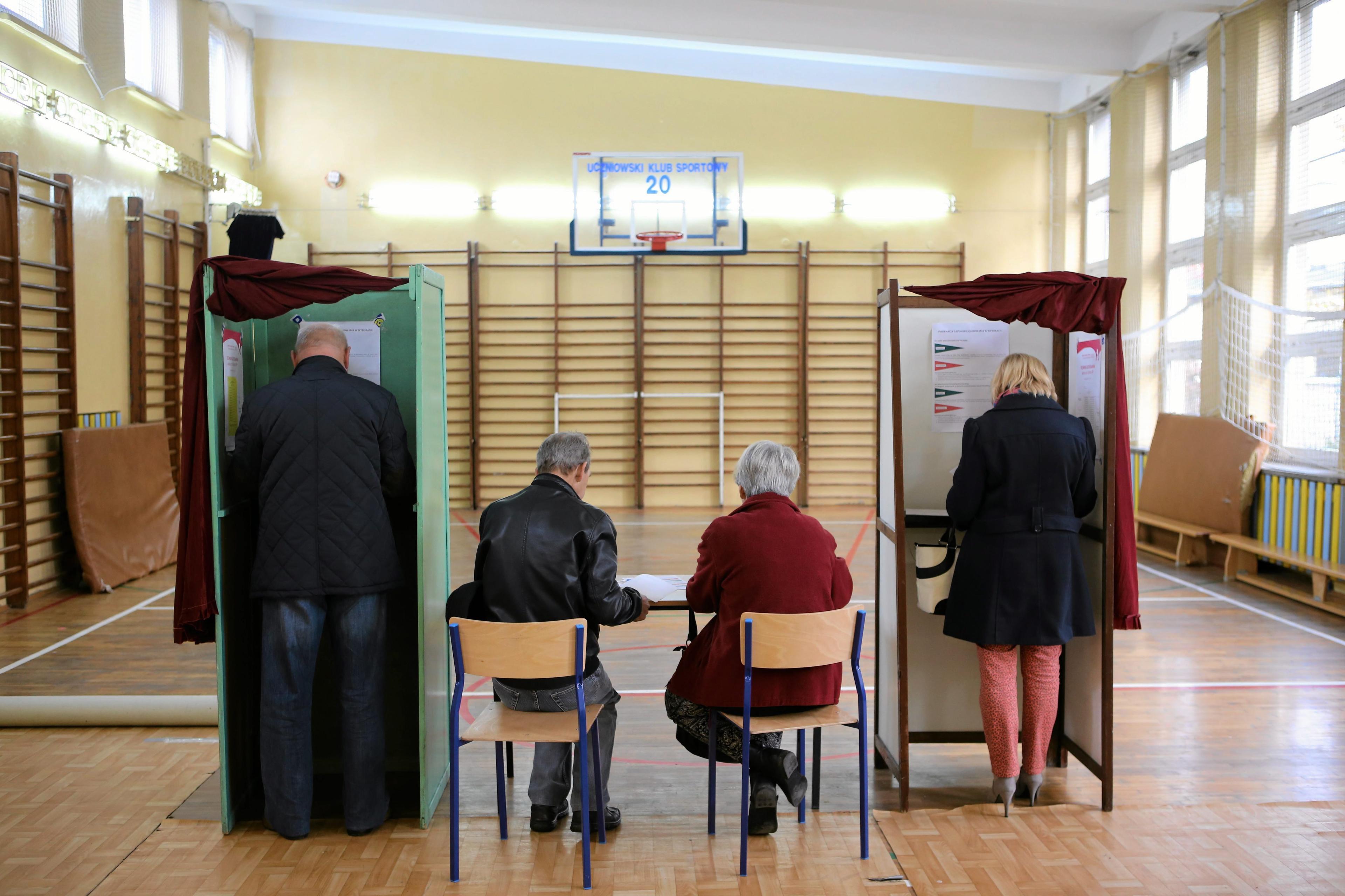 25.10.2015 Czestochowa , ulica Hubermana , Gimnazjum nr. 20 , komisja nr. 66 . Glosowanie w wyborach parlamentarnych . Fot . Grzegorz Skowronek / Agencja Gazeta