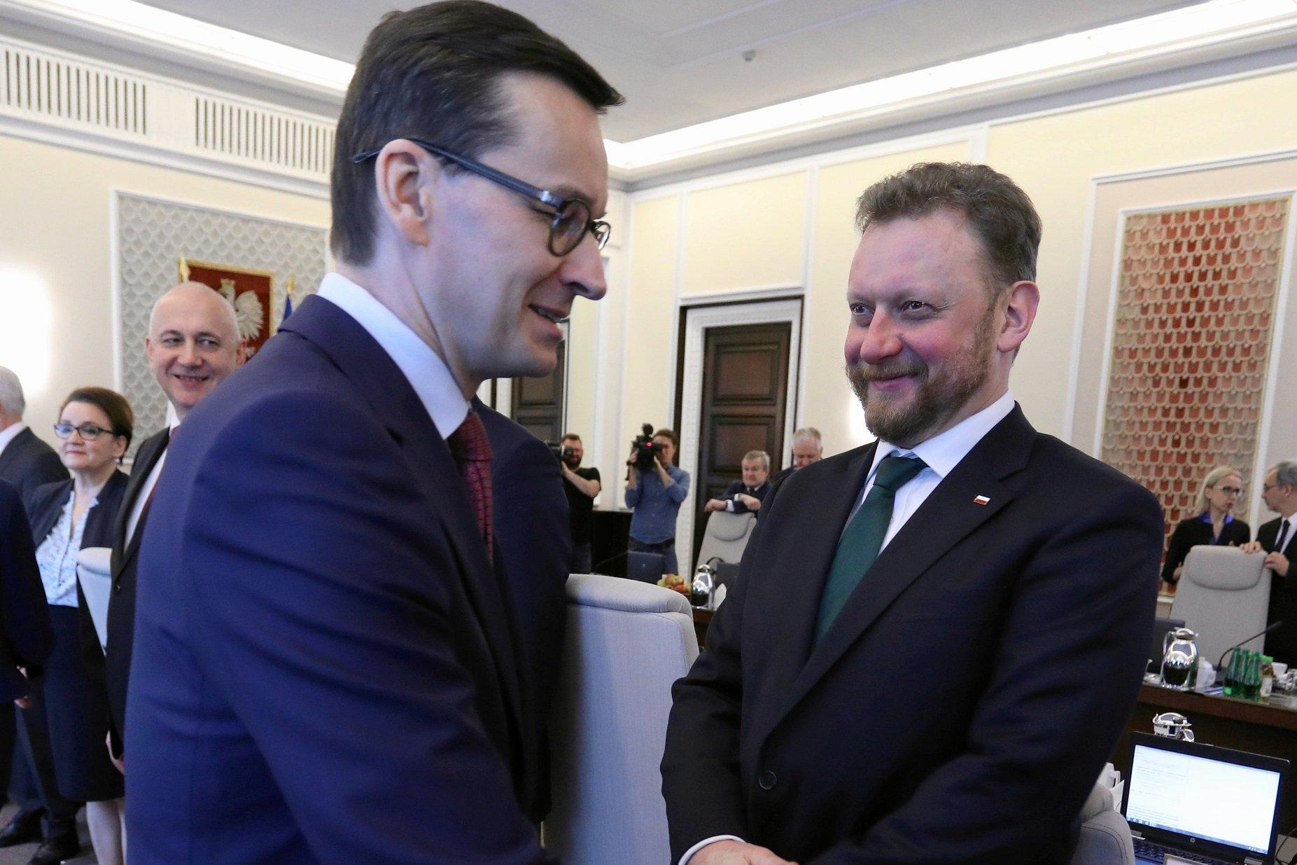 Premier Mateusz Morawiecki i Minister Zdrowia Łukasz Szumowski. Wbrew ich stanowisku testy dla lekarzy mają sens i uzasadnienie
