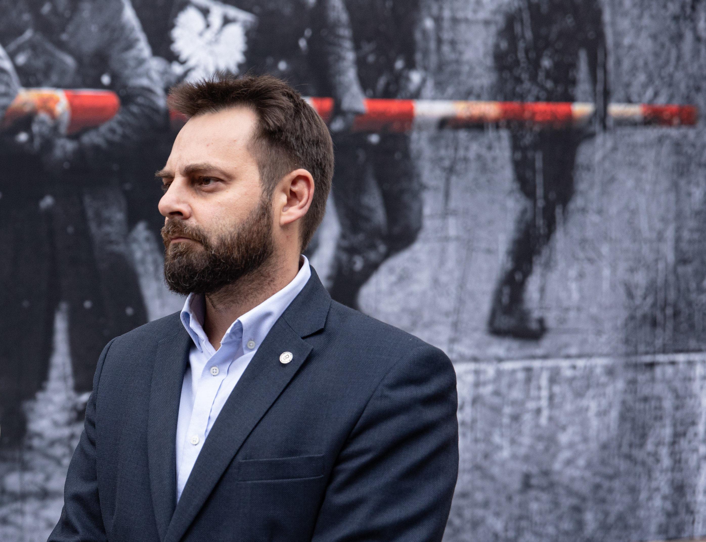 17.09.2019 Warszawa , Zamek Krolewski . (Od lewej): Jerzy Kalina i Kurator Piotr Bernatowicz podczas odsloniecia pracy Jerzego Kaliny " Szlaban . Przejscia Graniczne " . 
Fot. Dawid Zuchowicz / Agencja Gazeta