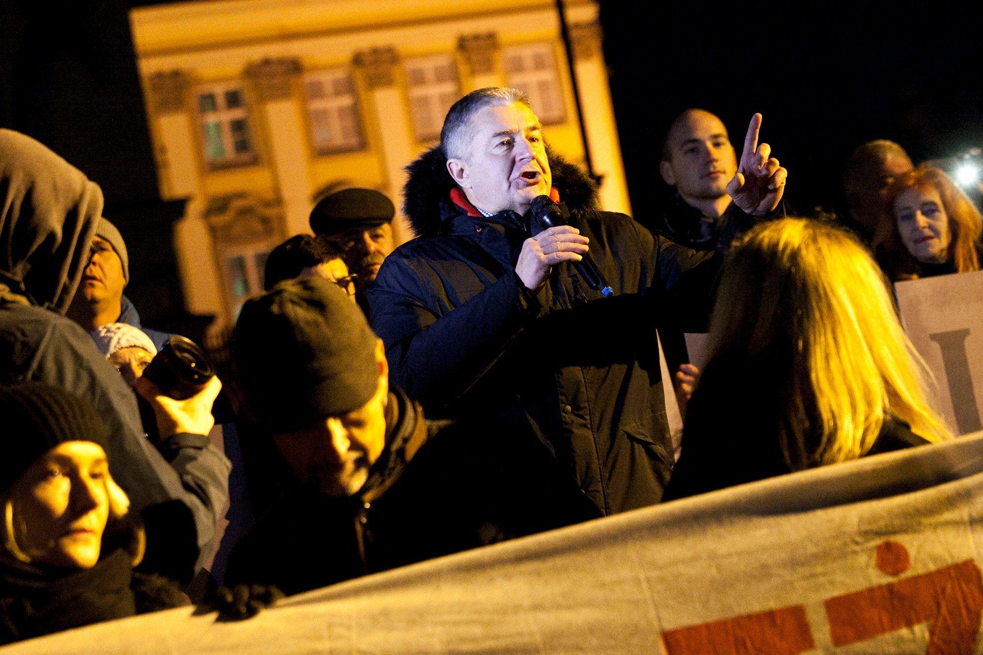Frasyniuk - protest w obronie sadow