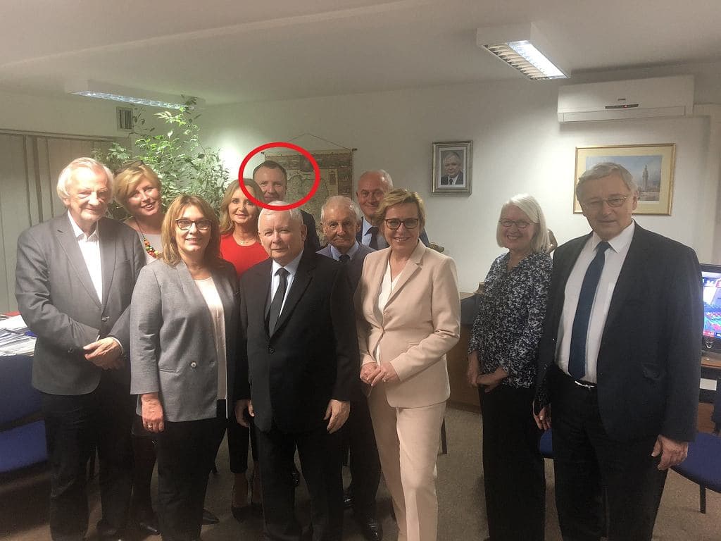 Jacek Kurski w sztabie wyborczym PiS, wieczór wyborczy 13 października 2019, zdjęcie z konta Beaty Mazurek na Twitterze