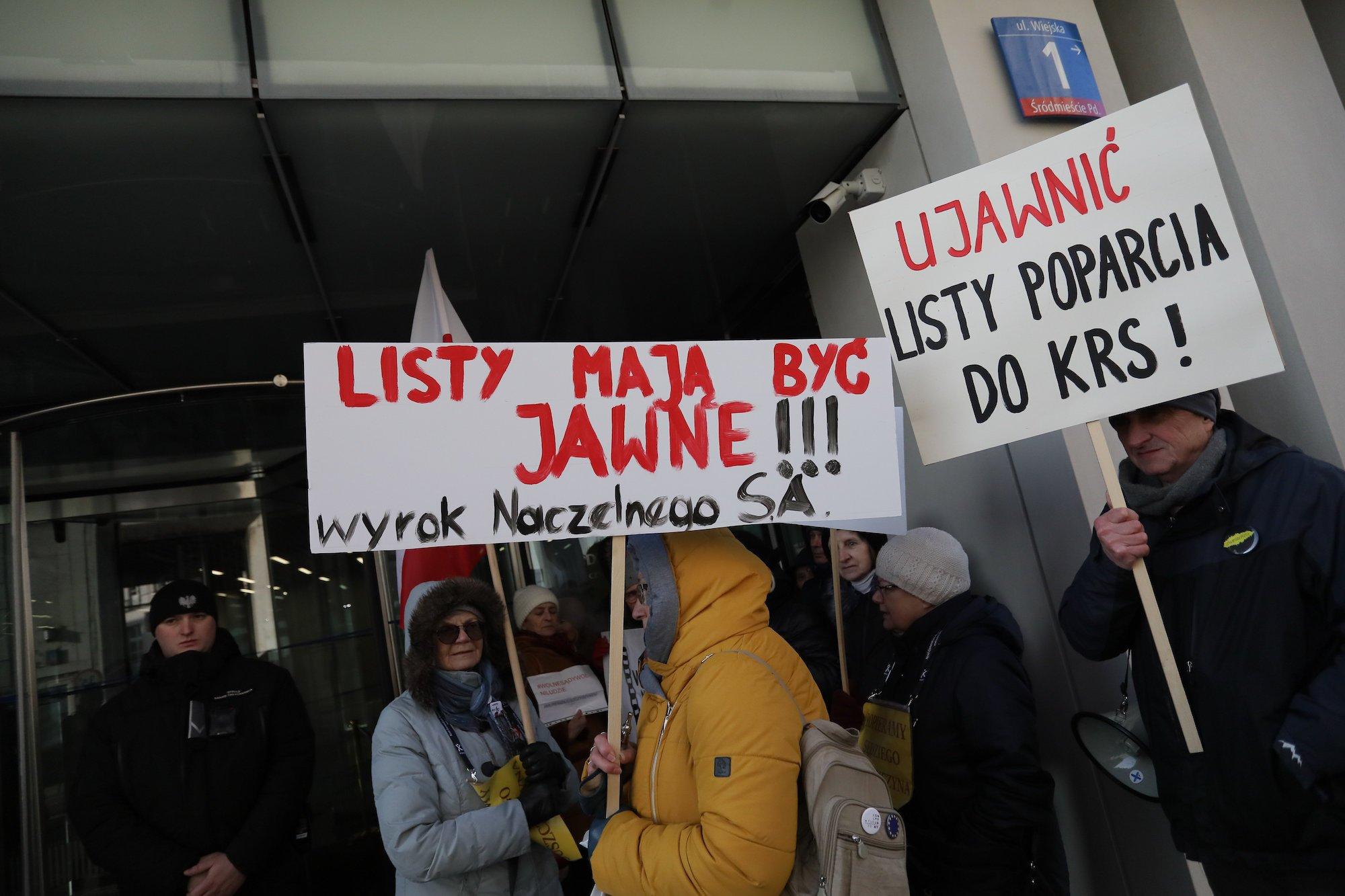 Protestujący z banerem "Listy mają być jawne"
