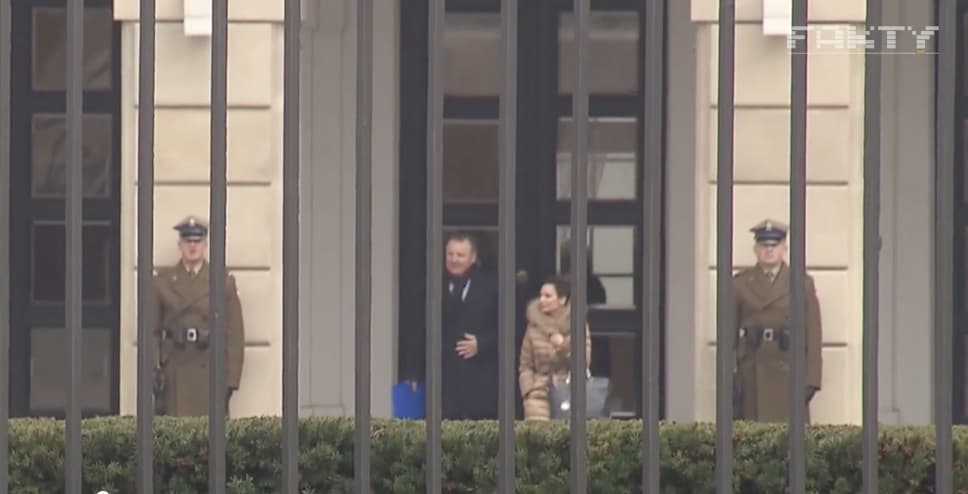 Prezes TVP Jacek Kurski wychodzi ze spotkania z prezydentem Andrzejem Dudą, 28 lutego 2020, fot. Fakty TVN