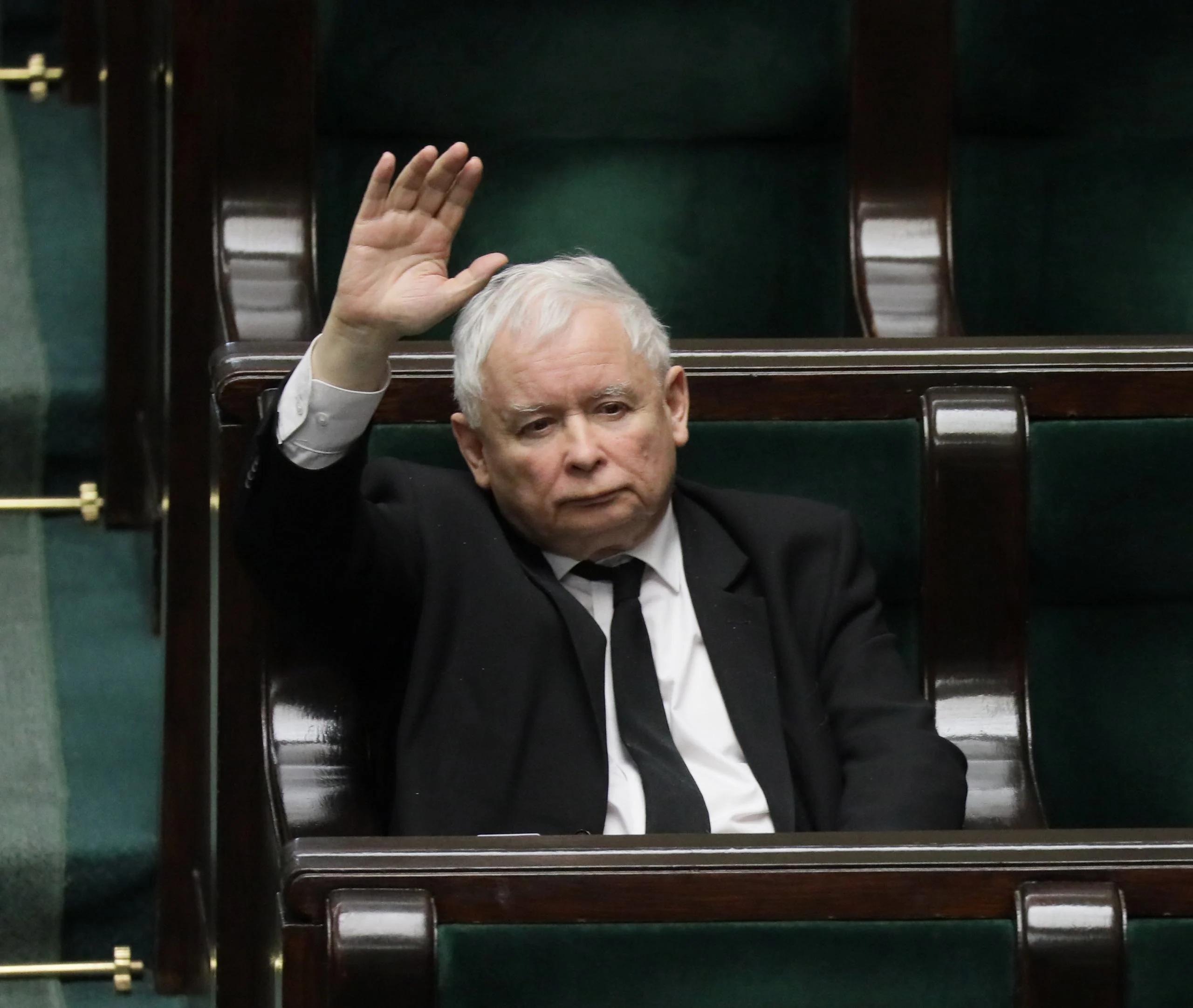 Jarosław Kaczyński głosuje w Sejmie. Ustawa Lex TVN przyjęta