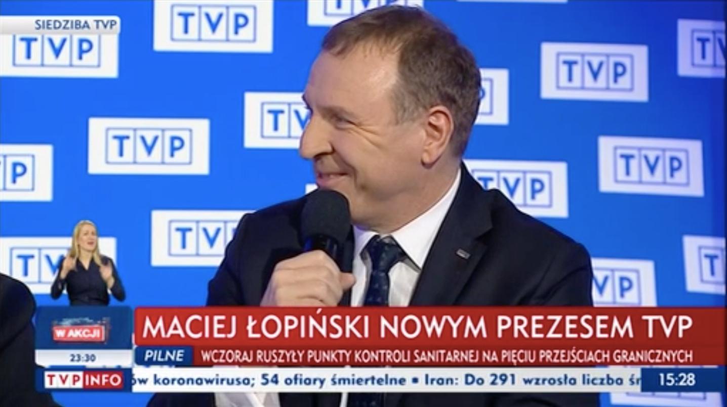 Jacek Kurski przestał być prezesem TVP, a został doradcą zarządu. Na konferencji prasowej we wtorek 10 marca 2020 przywitał nowego prezesa Macieja Łopińskiego