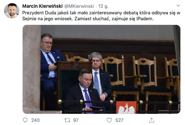 Andrzej Duda przegląda ipada podczas debaty o koronawirusie, 2 marca 2020