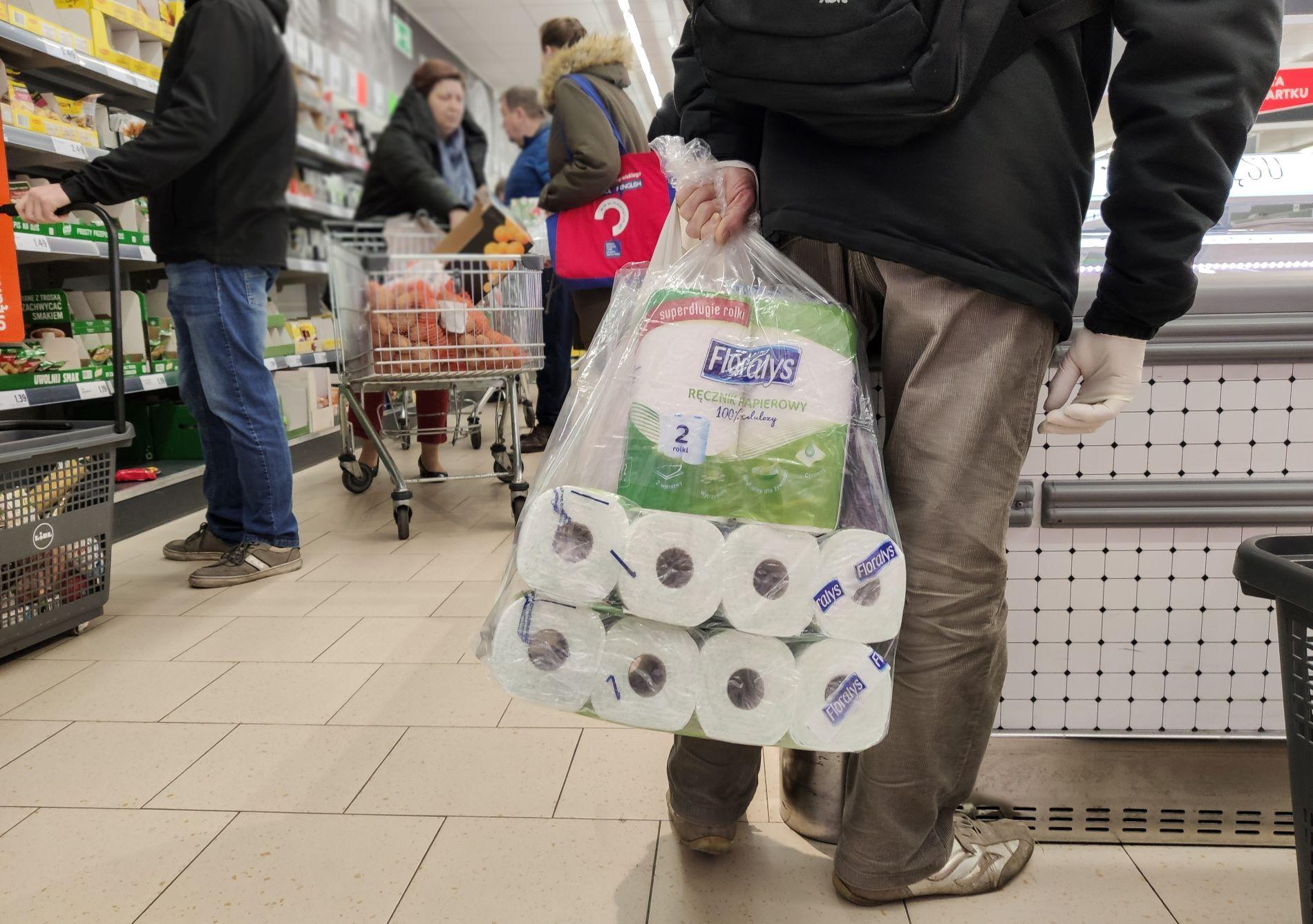 Epidemia koronawirusa - boimy się jej coraz bardziej, jak wynika z najnowszego sondażu Ipsos