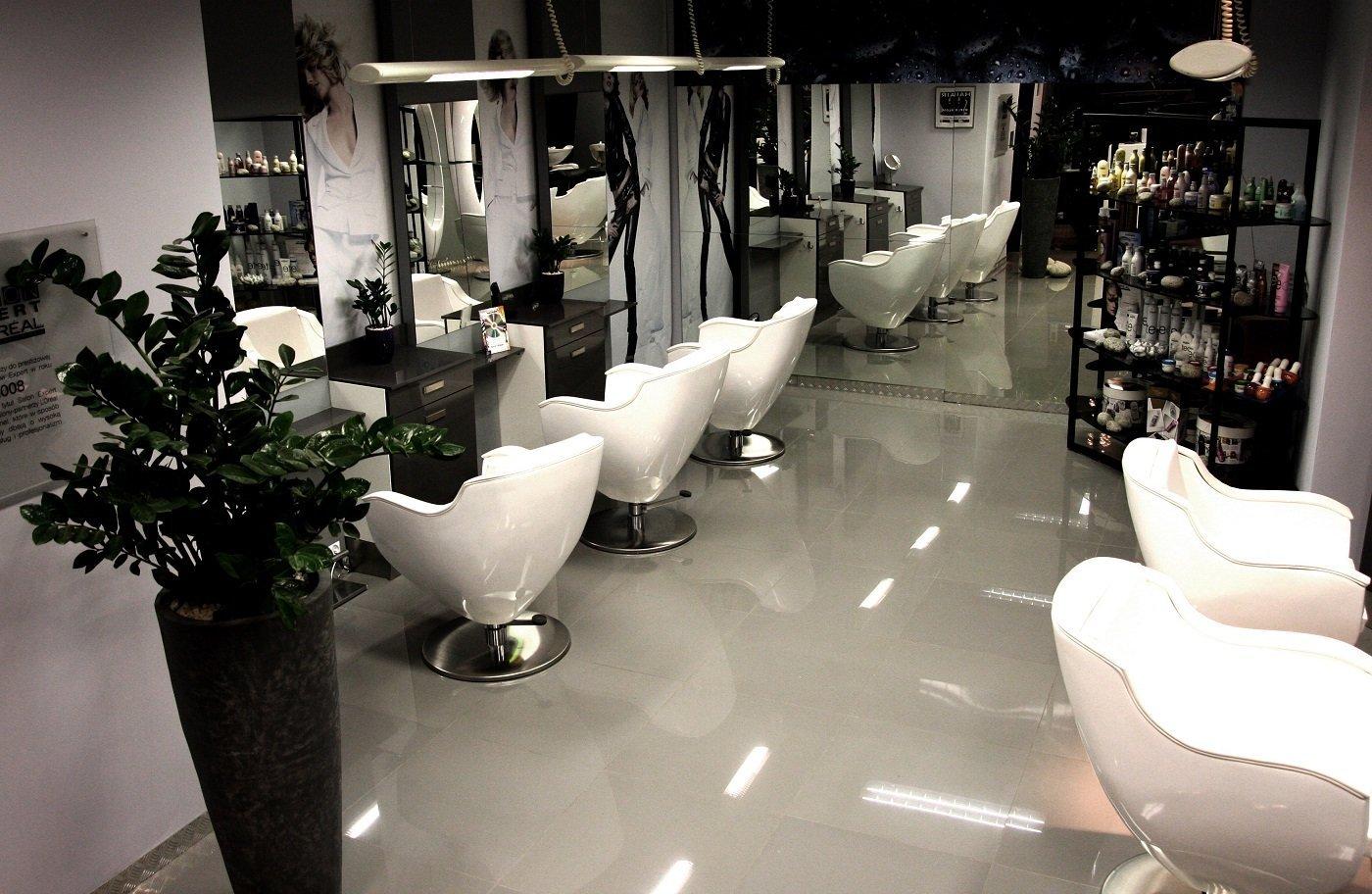Fryzjer - salon bez klientów