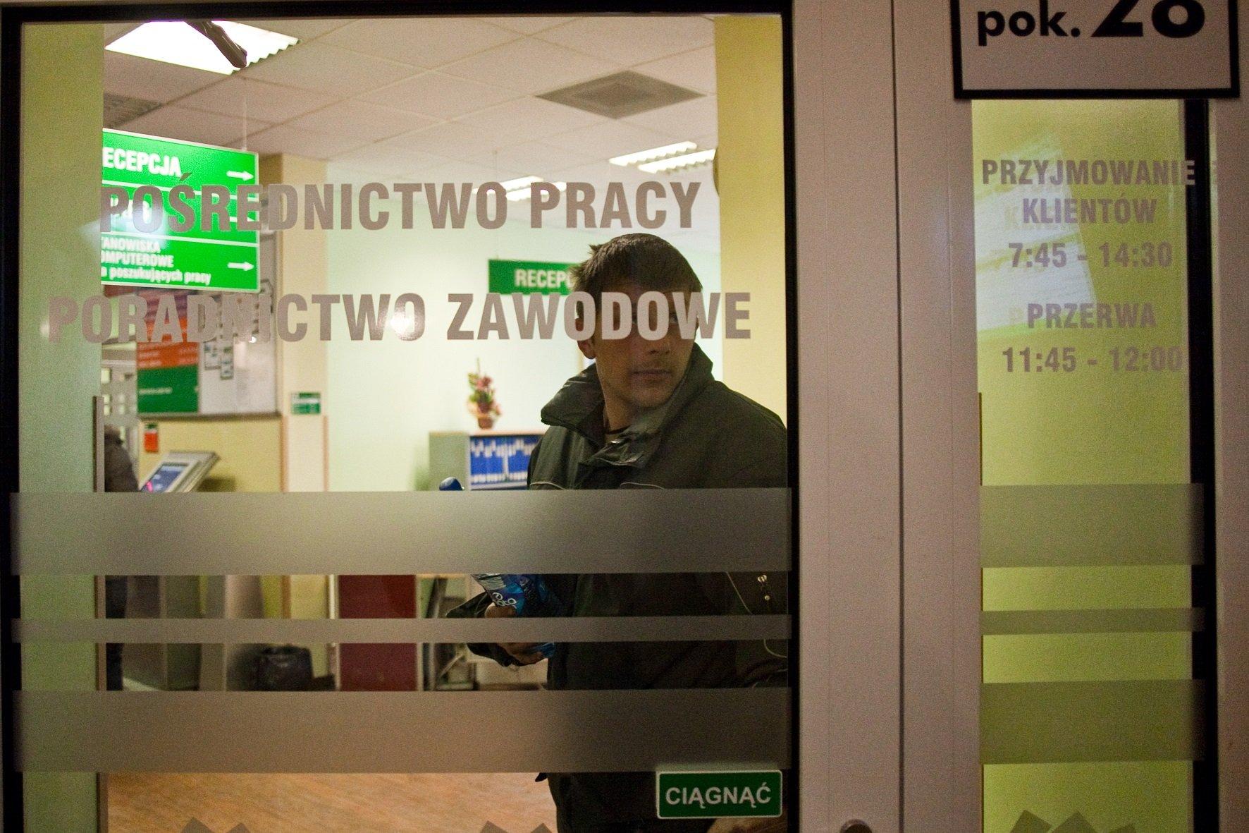 Sondaż: Kryzys uderza w Polaków. Coraz więcej osób zgłasza się po zasiłek dla bezrobotnych