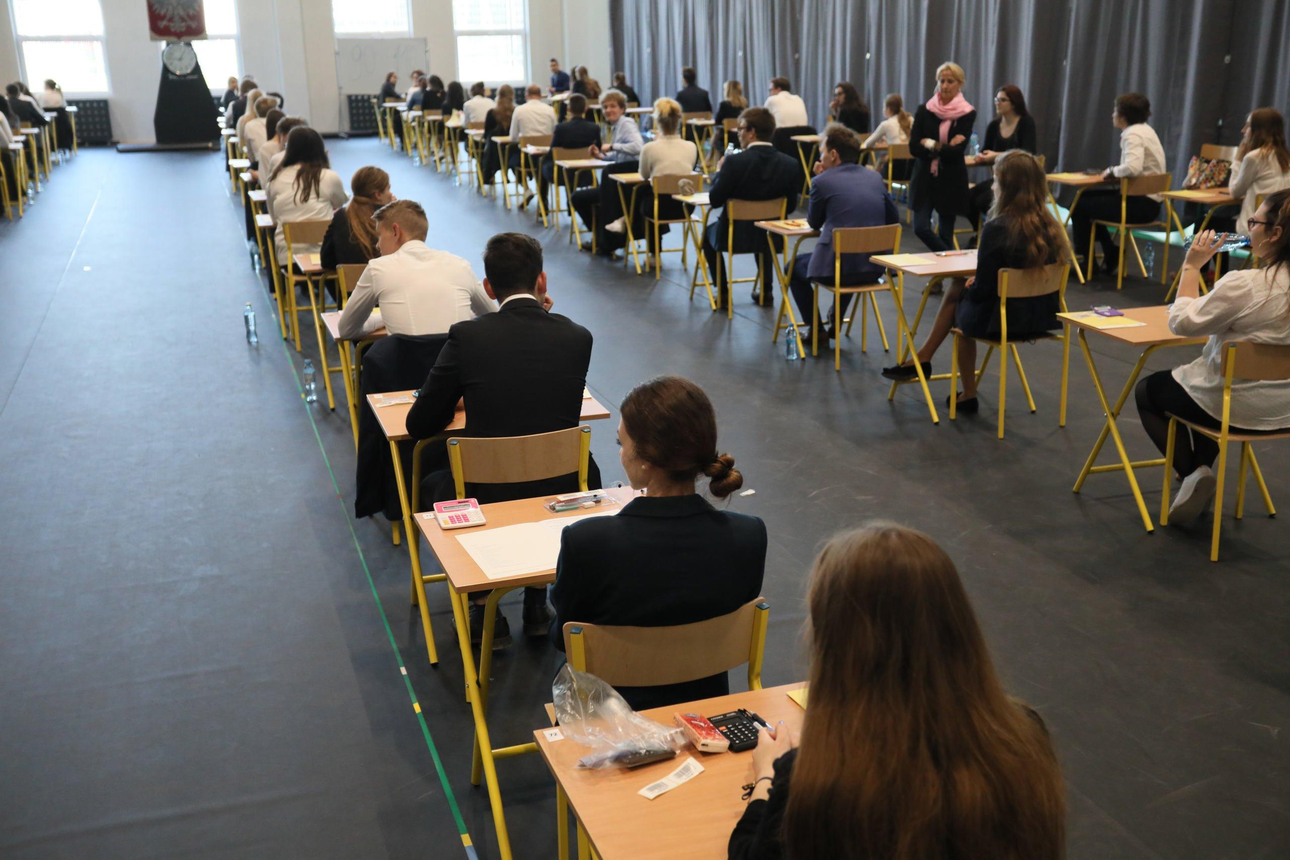 Matura - licealiści piszą egzamin na sali