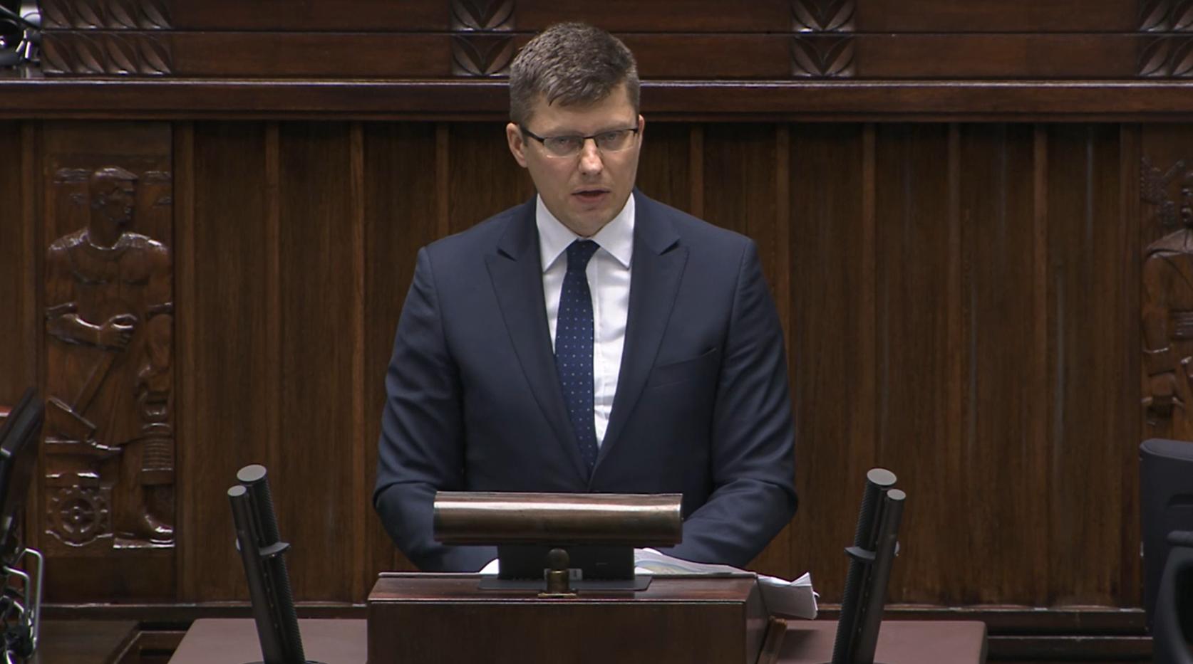 Wiceminister Marcin Warchoł przemawia w sejmie. Tematem edukacja seksualna