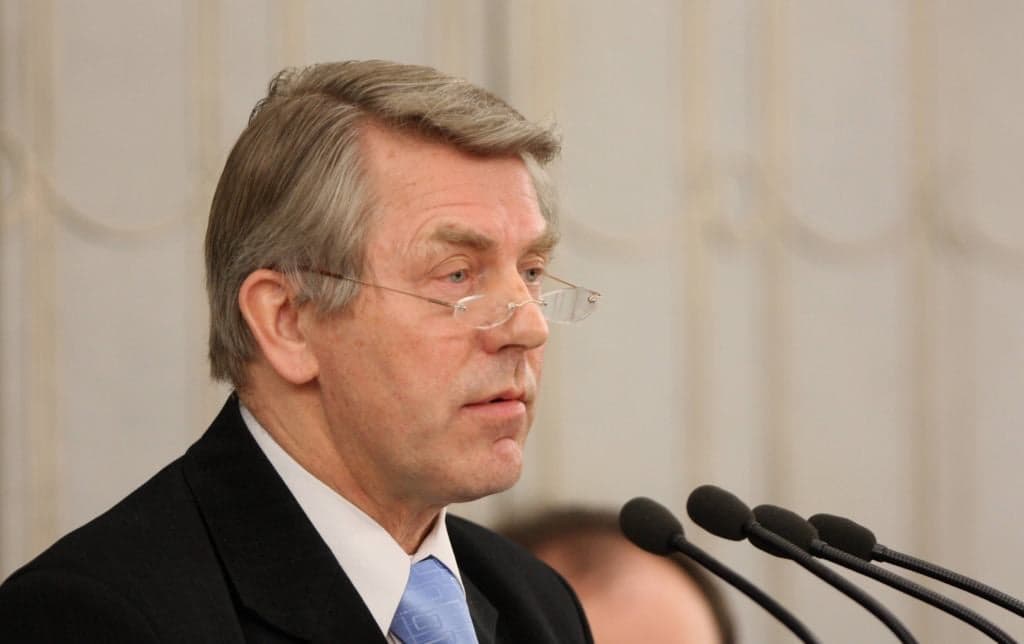 02.04.2008 WARSZAWA , UL. WIEJSKA , SENAT , NADZWYCZAJNE POSIEDZENIE SENATU Z UDZIALEM PREMIERA DONALDA TUSKA , ZWOLANE  W ZWIAZKU Z   RATYFIKACJA TRAKTAT LIZBONSKI UNII EUROPEJSKIEJ , DEBATA I GLOSOWANIE NAD WNIOSEKIEM SEJMU , KTORY WCZORAJ PRZEGLOSOWAL USTAWE O RATYFIKACJI TRAKTATU
NZ. SENATOR PIS CZESLAW RYSZKA
FOT. SLAWOMIR KAMINSKI / AGENCJA GAZETA
















O