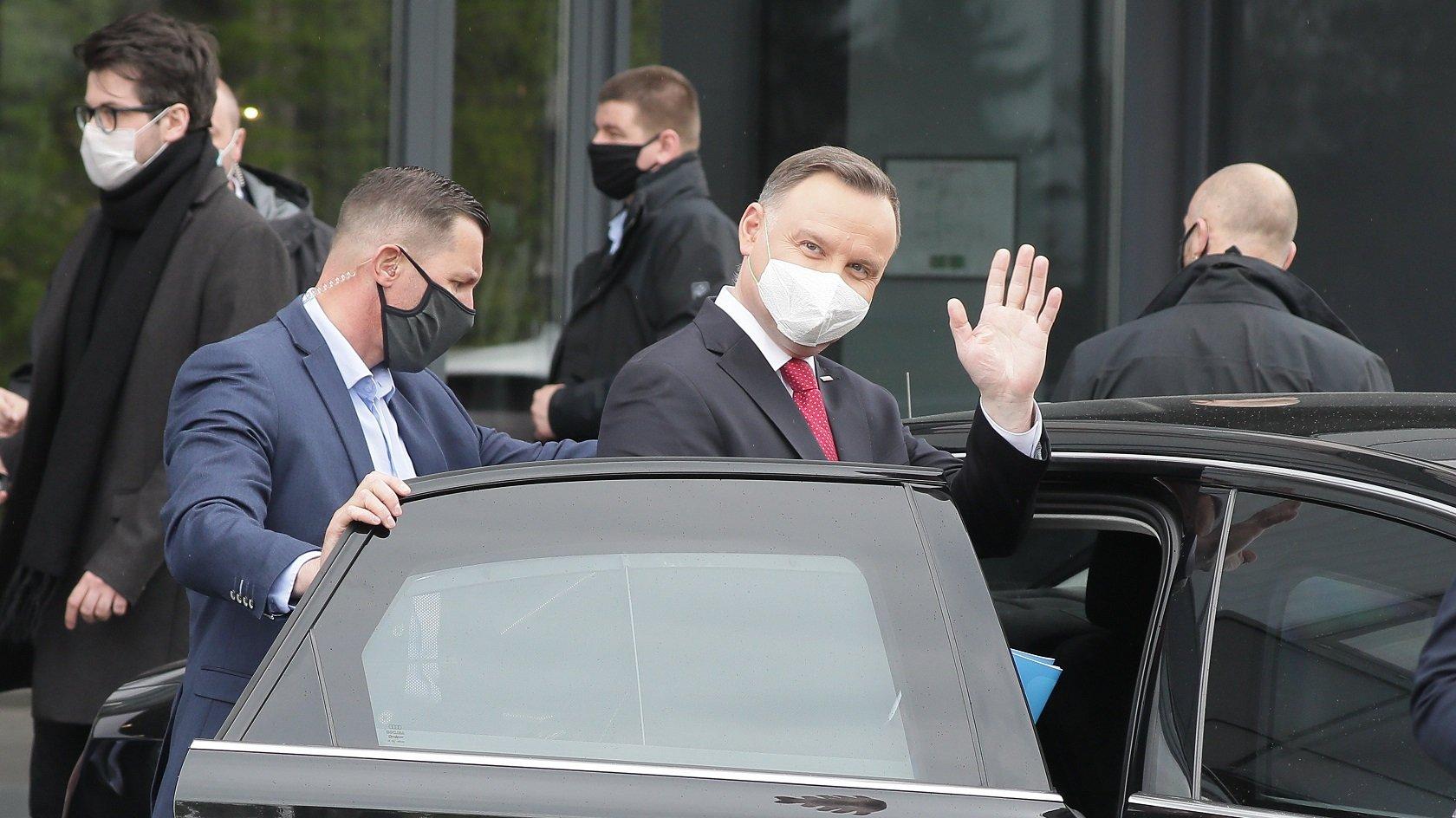 Andrzej Duda macha wsiadając do limuzyny