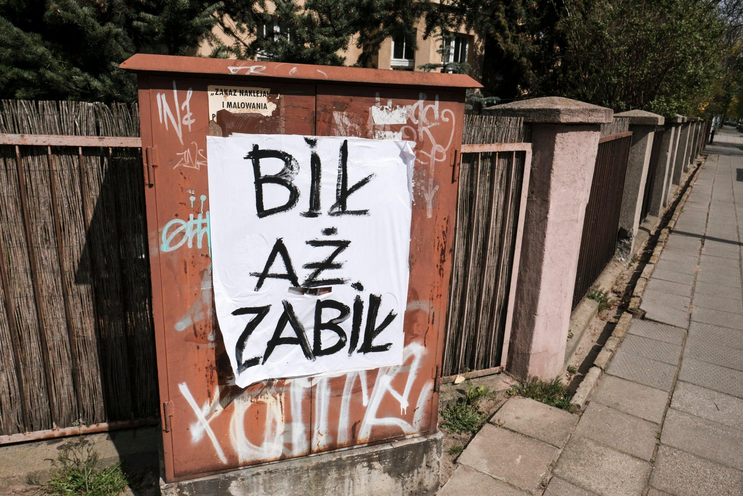 14.04.2020 Poznan , ulica Grodziska . Plakat " Bil az zabil '' dotyczacy przemocy domowej .