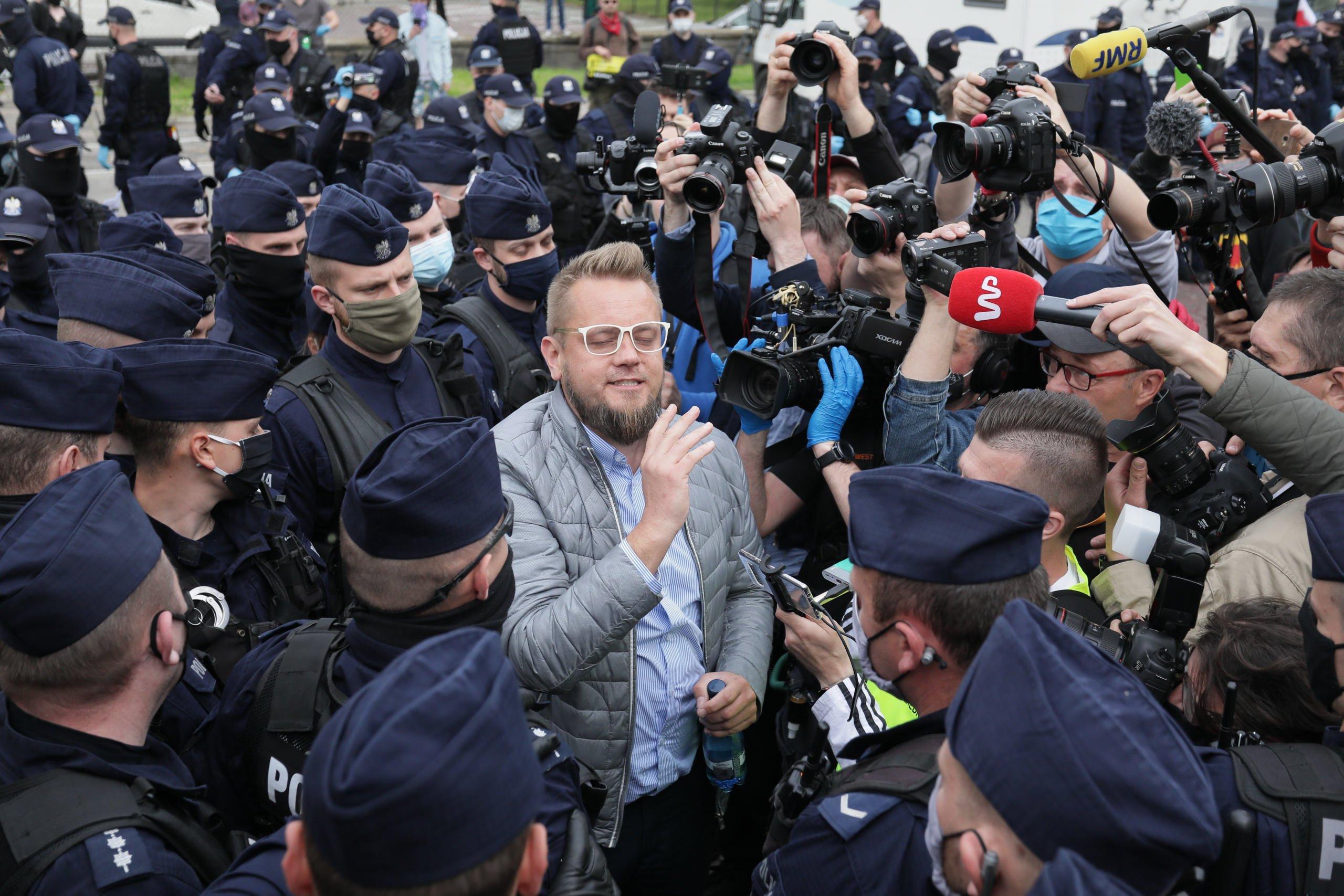Paweł Tanajno otoczony przez policję