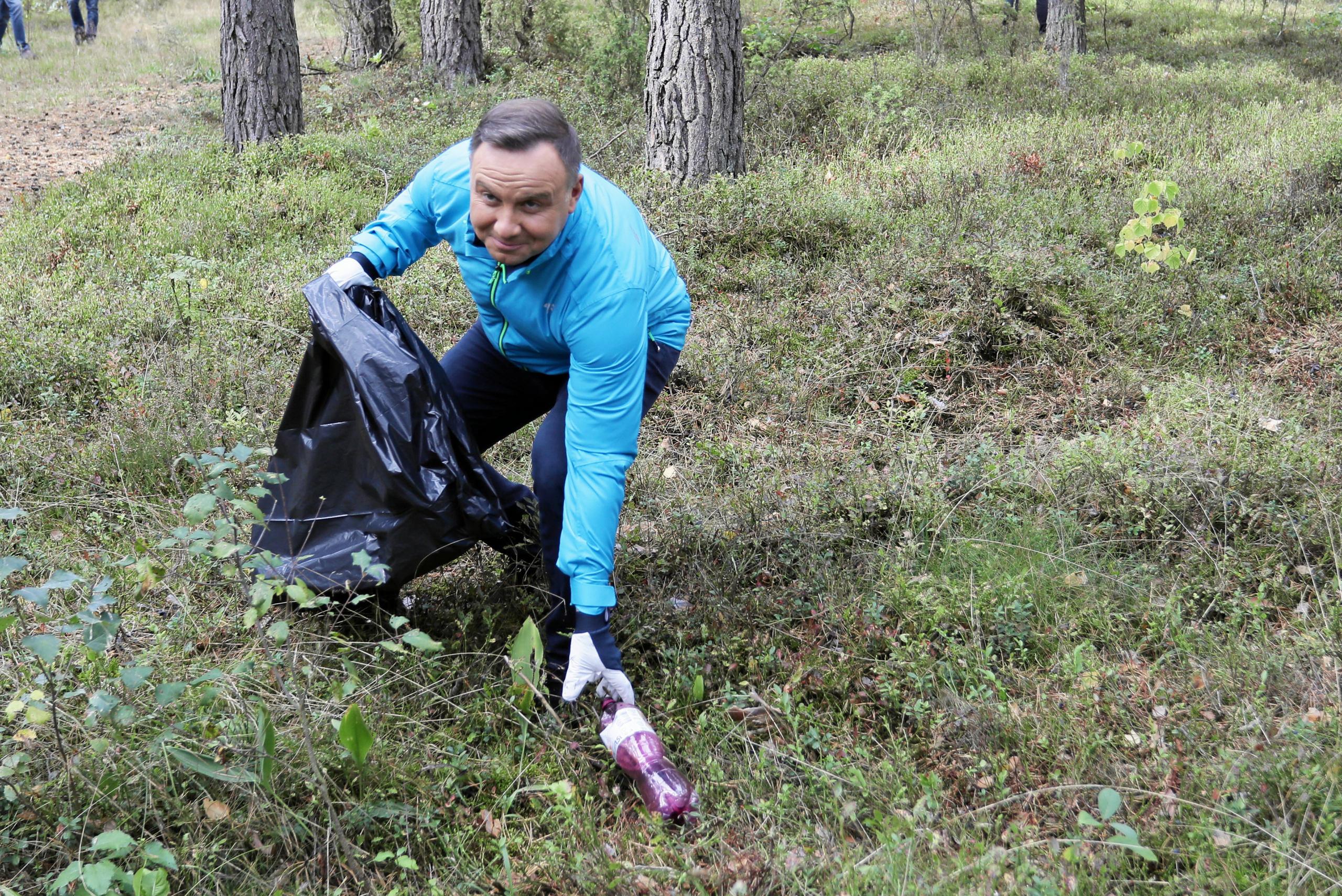 Andrzej Duda sprząta las