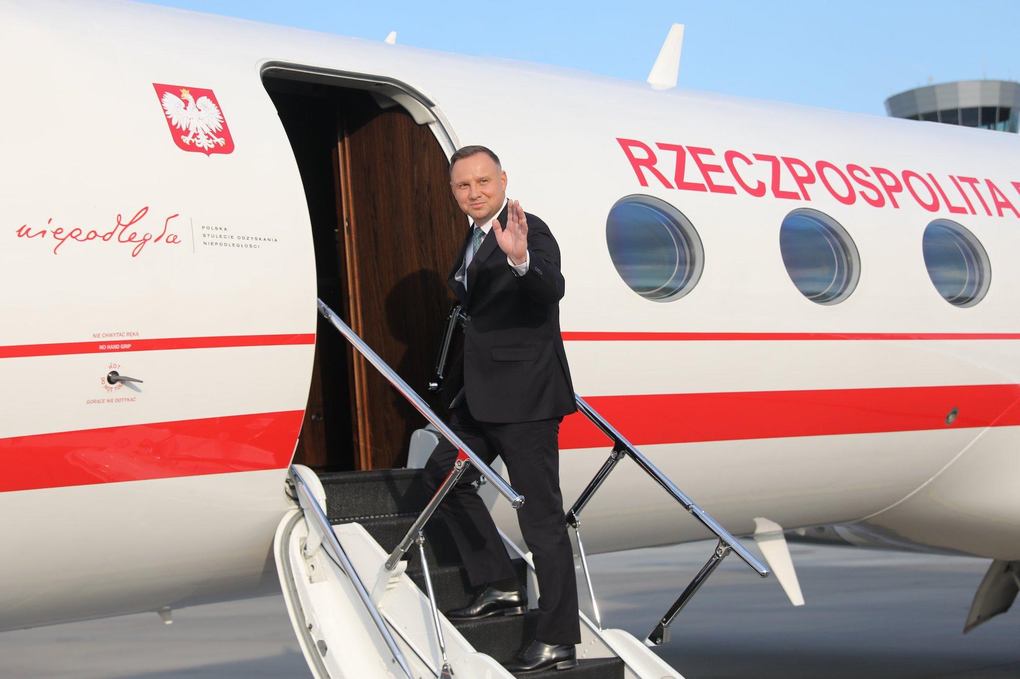 Andrzej Duda wsiada do samolotu