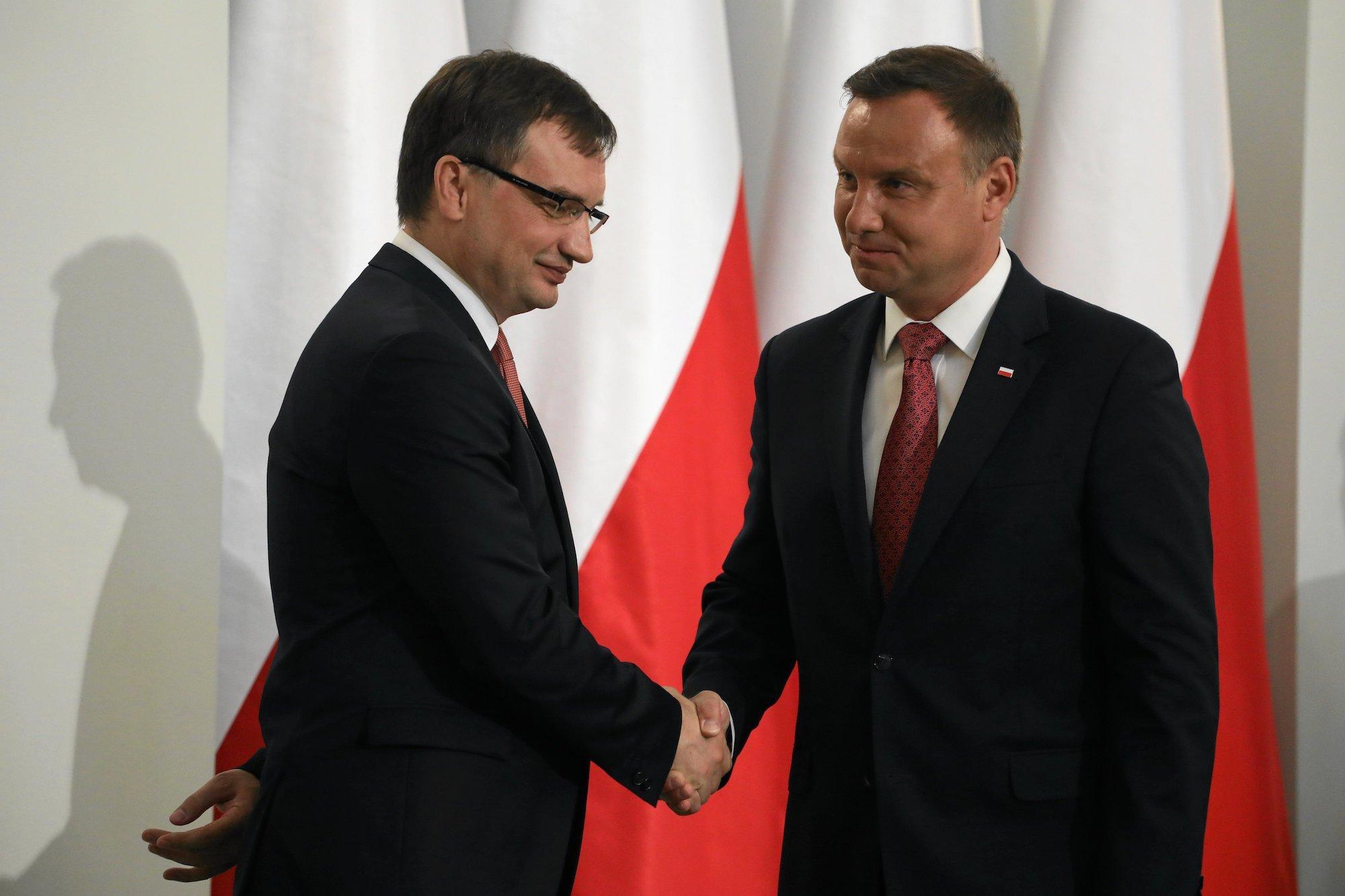 Zbigniew Ziobro i Andrzej Duda na tle biało-czerwonych flag