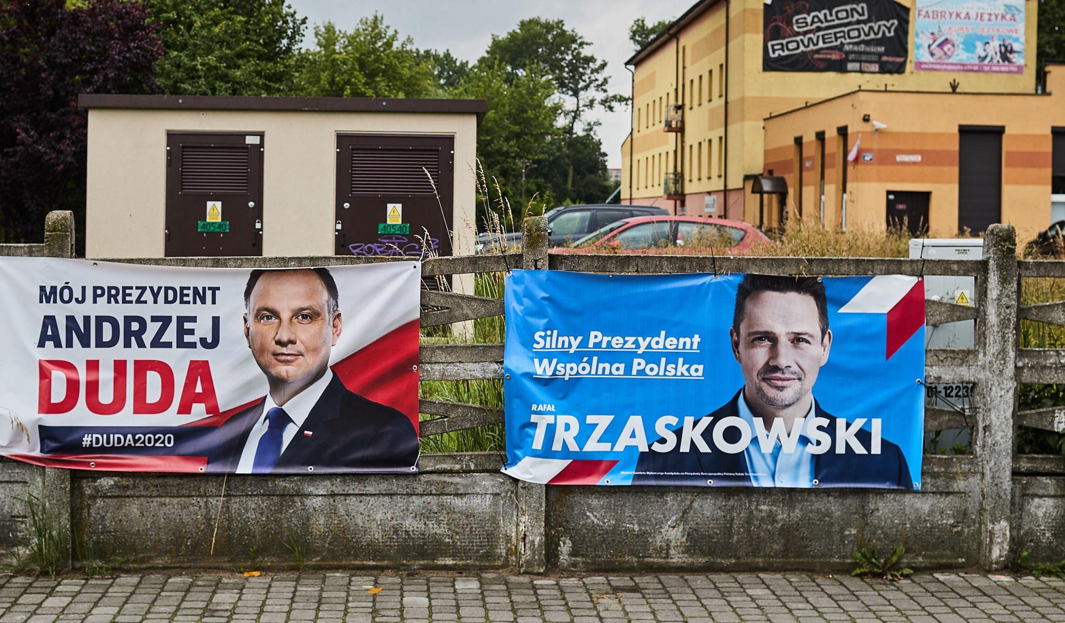 Plakaty wyborcze Andrzeja Dudy i Rafała Trzaskowskiego