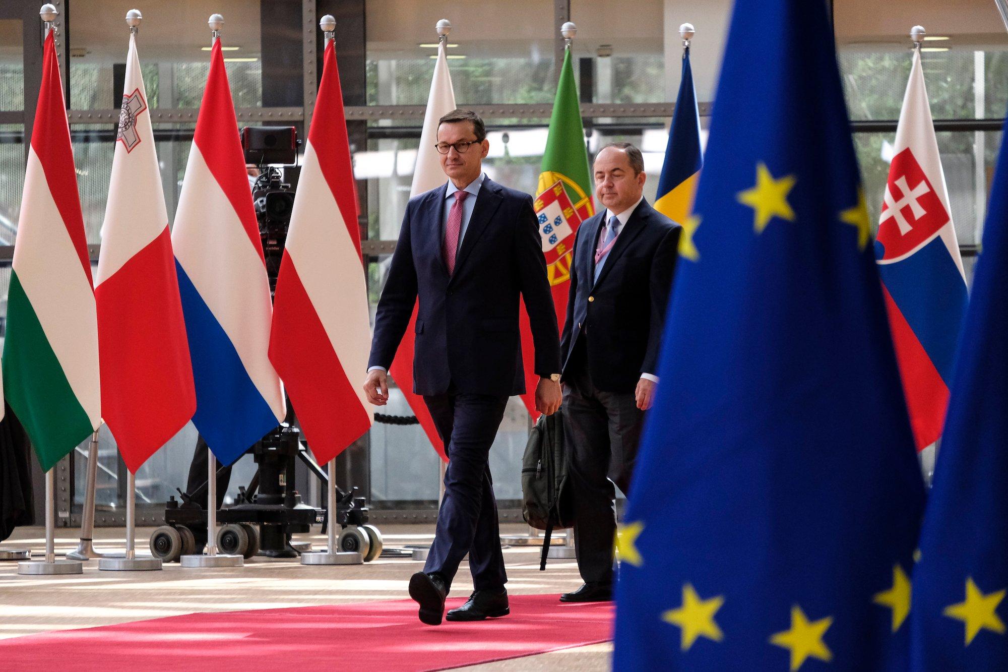 Mateusz Morawiecki i Konrad Szymański na szczycie UE w Brukseli