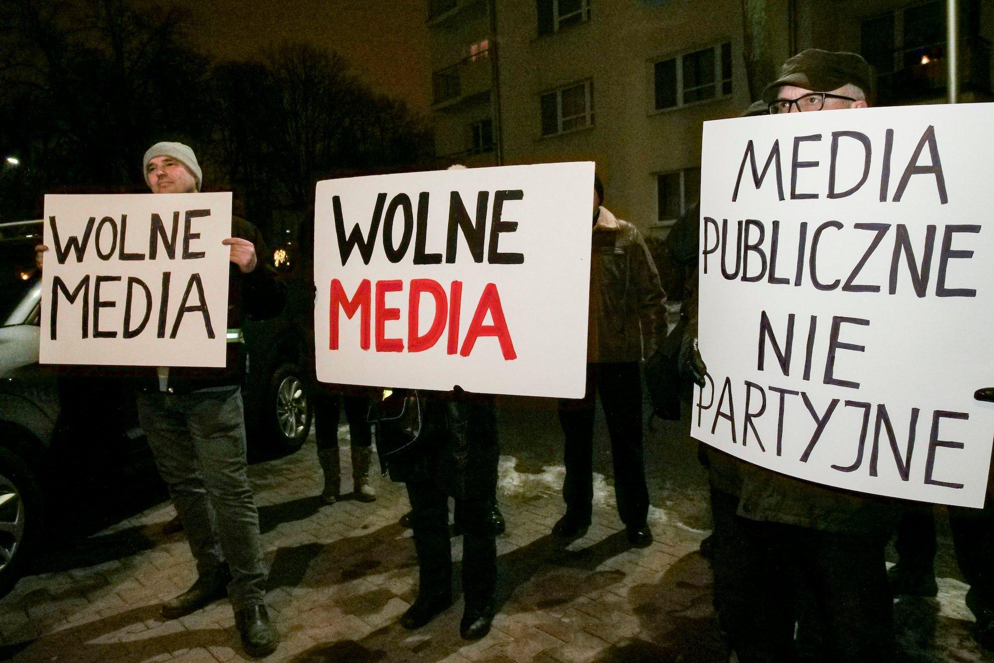Ludzie z transparentami "Wolne Media"