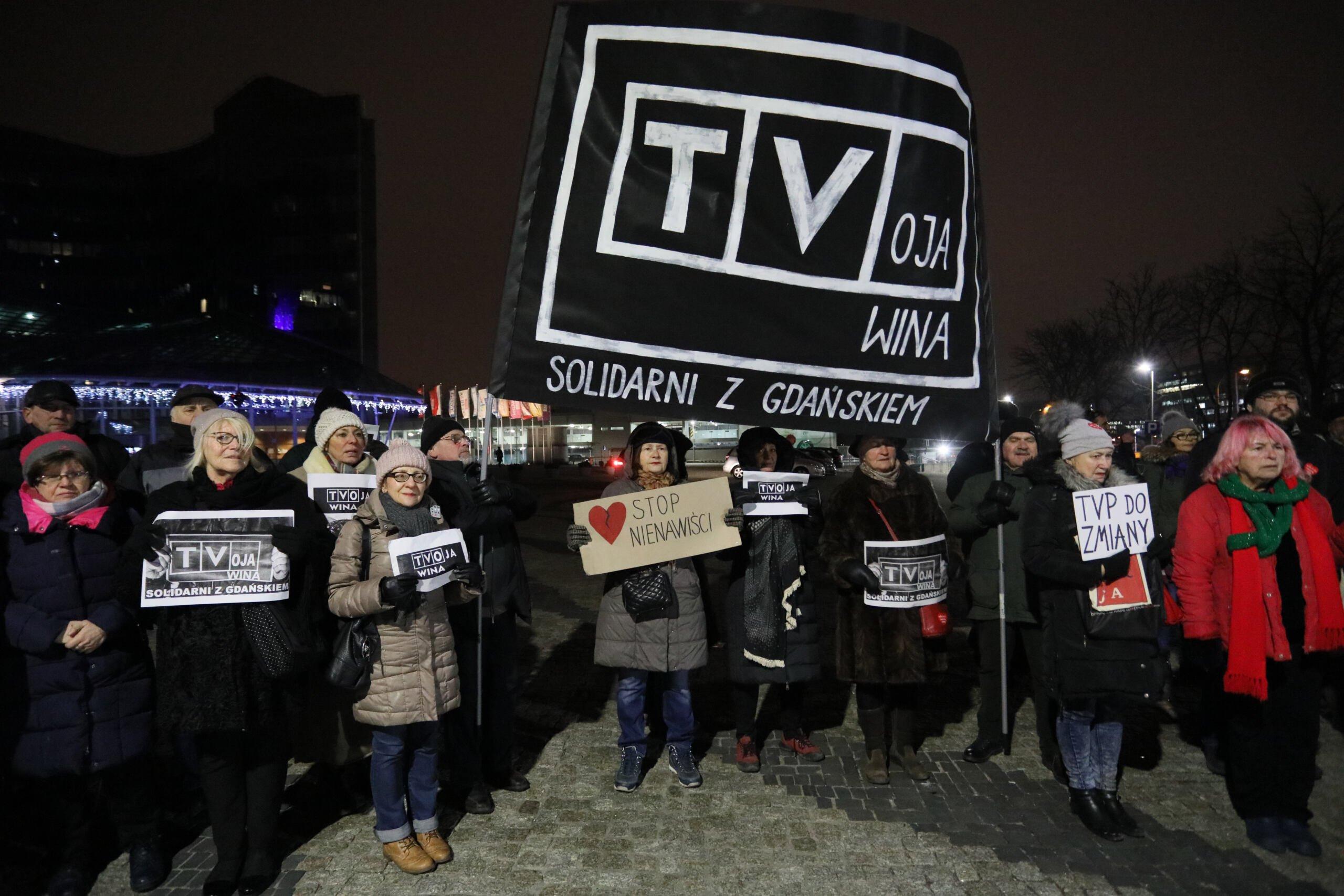 demonstrujący pod tvp