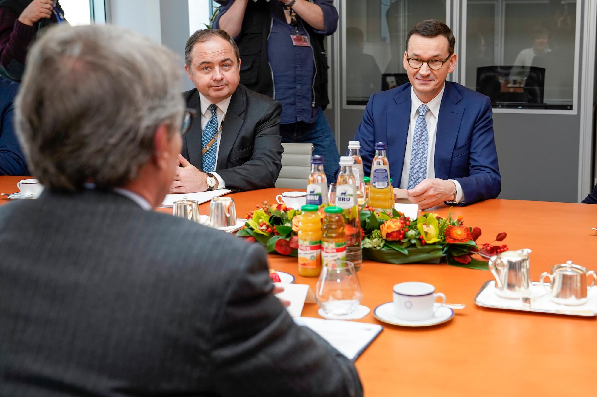 Minister Konrad Szymański i premier Mateusz Morawiecki na spotkaniu z przewodniczącym PE Davidem Sassolim