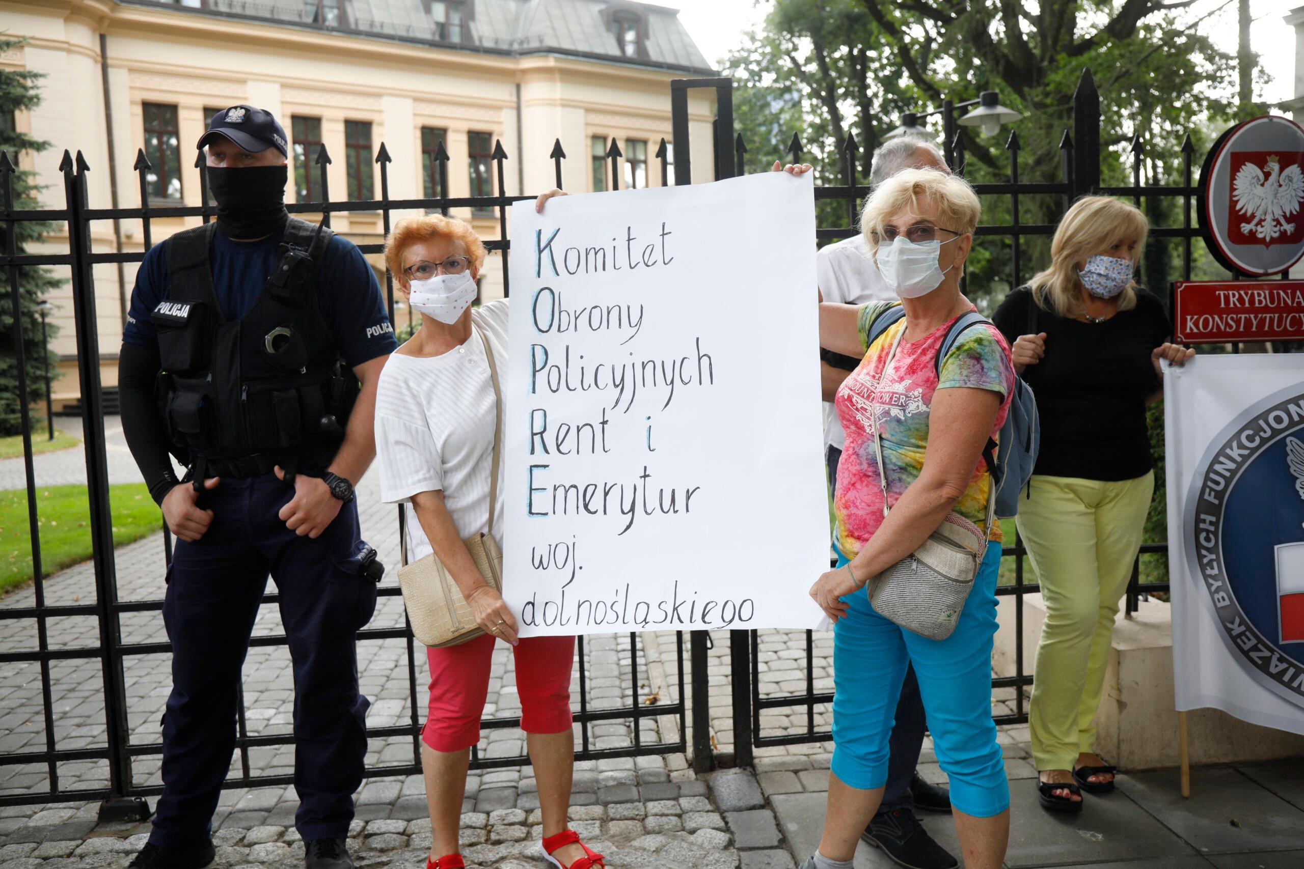 18.08.2020 Warszawa , aleja Szucha 12 , Trybunal Konstytucyjny . Protest bylych funkcjonariuszy , ktorym obcieto emerytury w ramach ustawy dezubekizacyjnej . Protest zostal zorganizowany w dniu ogloszenia wyroku TK ws. zgodnosci ustawy z konstytucja .
Fot. Maciek Jazwiecki / Agencja Gazeta